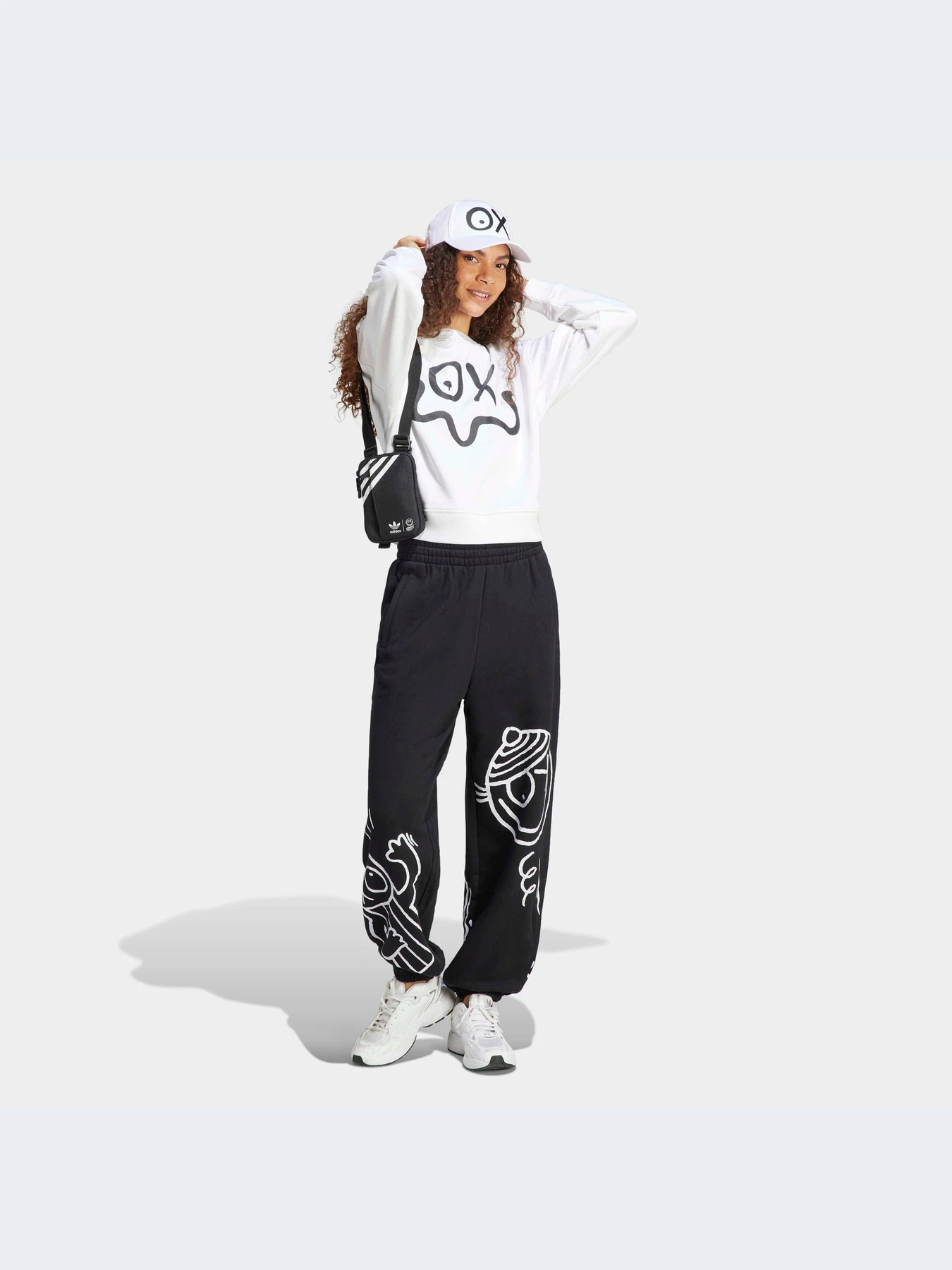 Брюки Adidas Graphics модель HY4265 Брюки Adidas Graphics модель HY4265 Фото