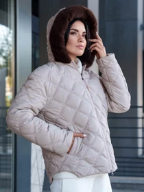 Куртки та дублянки Jadone Fashion модель Kurtka_Ember_bejevij Фото