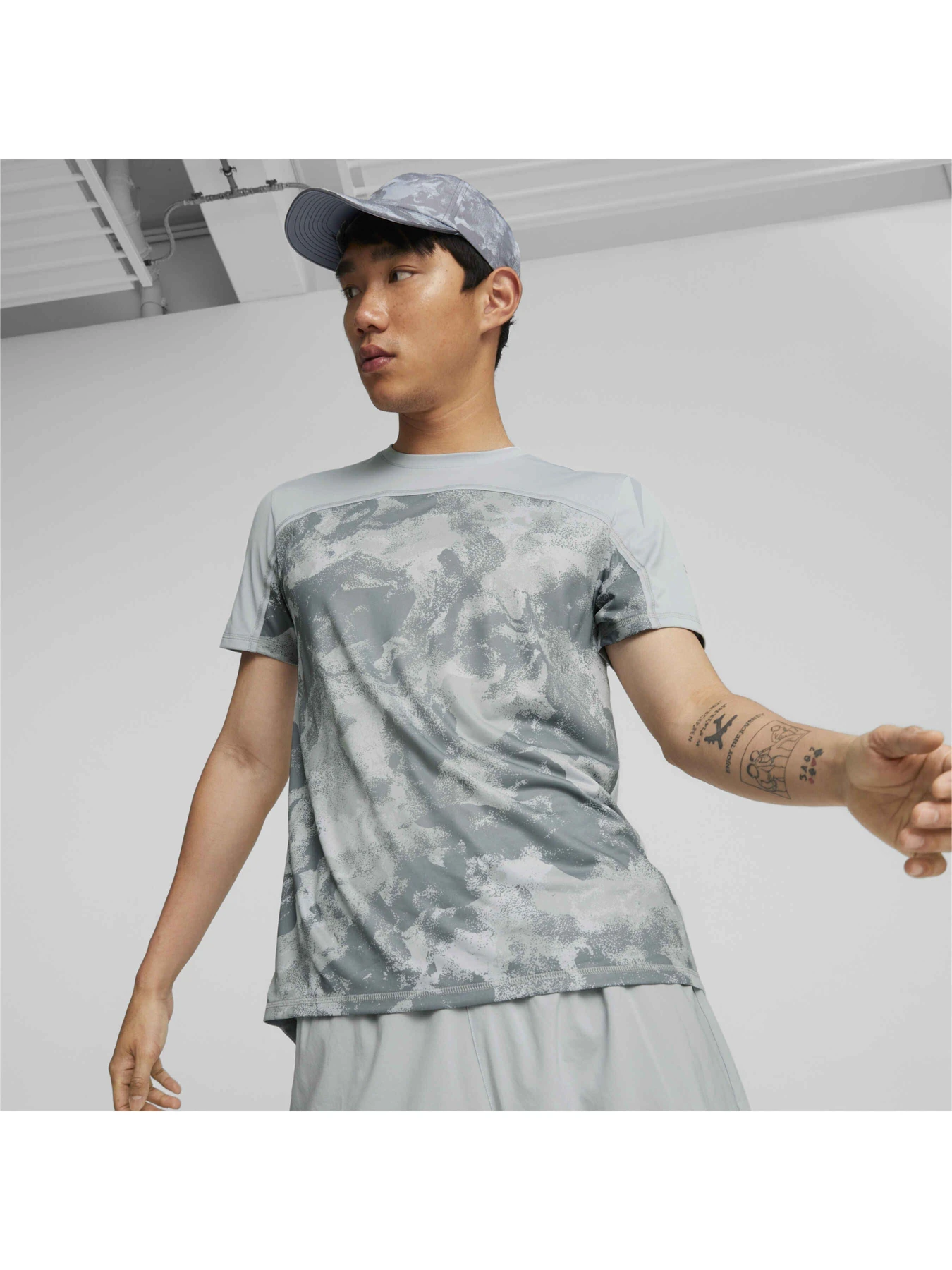 Футболки и поло PUMA Run Aop Graphic Ss Tee M модель 522203 Футболки и поло PUMA Run Aop Graphic Ss Tee M модель 522203 Фото