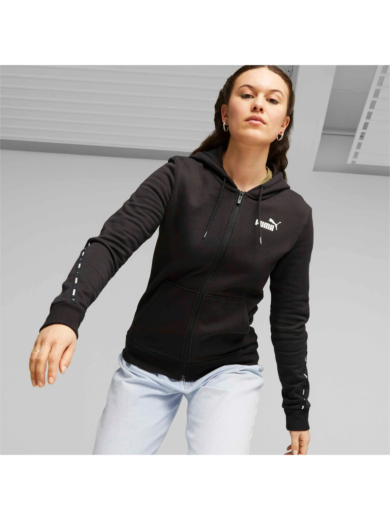 Худи и свитшоты PUMA Ess Tape Full-zip Hoodie модель 675997 Худи и свитшоты PUMA Ess Tape Full-zip Hoodie модель 675997 Фото