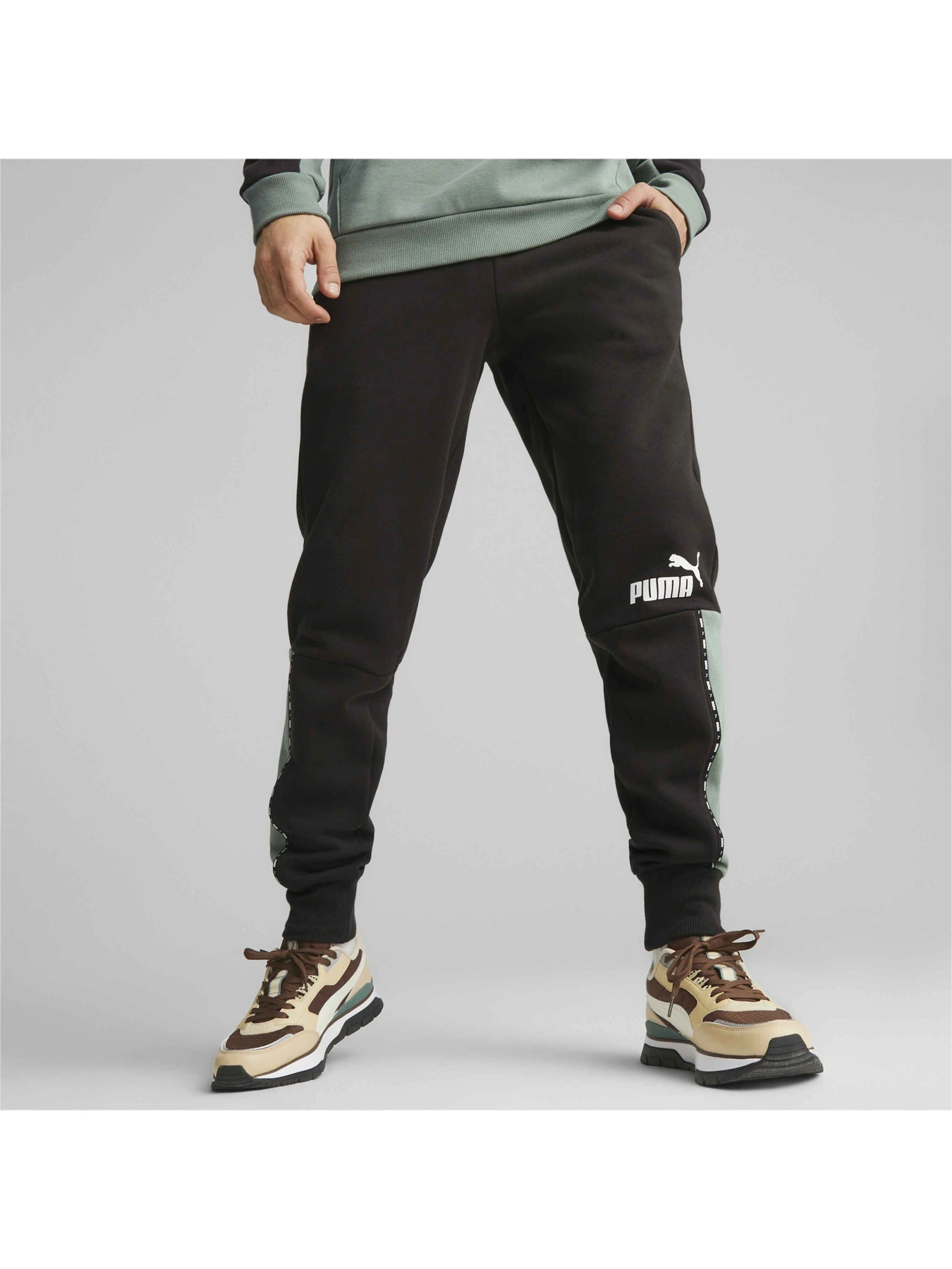 Брюки PUMA Ess Block x Tape Sweatpants модель 673343 Брюки PUMA Ess Block x Tape Sweatpants модель 673343 Фото