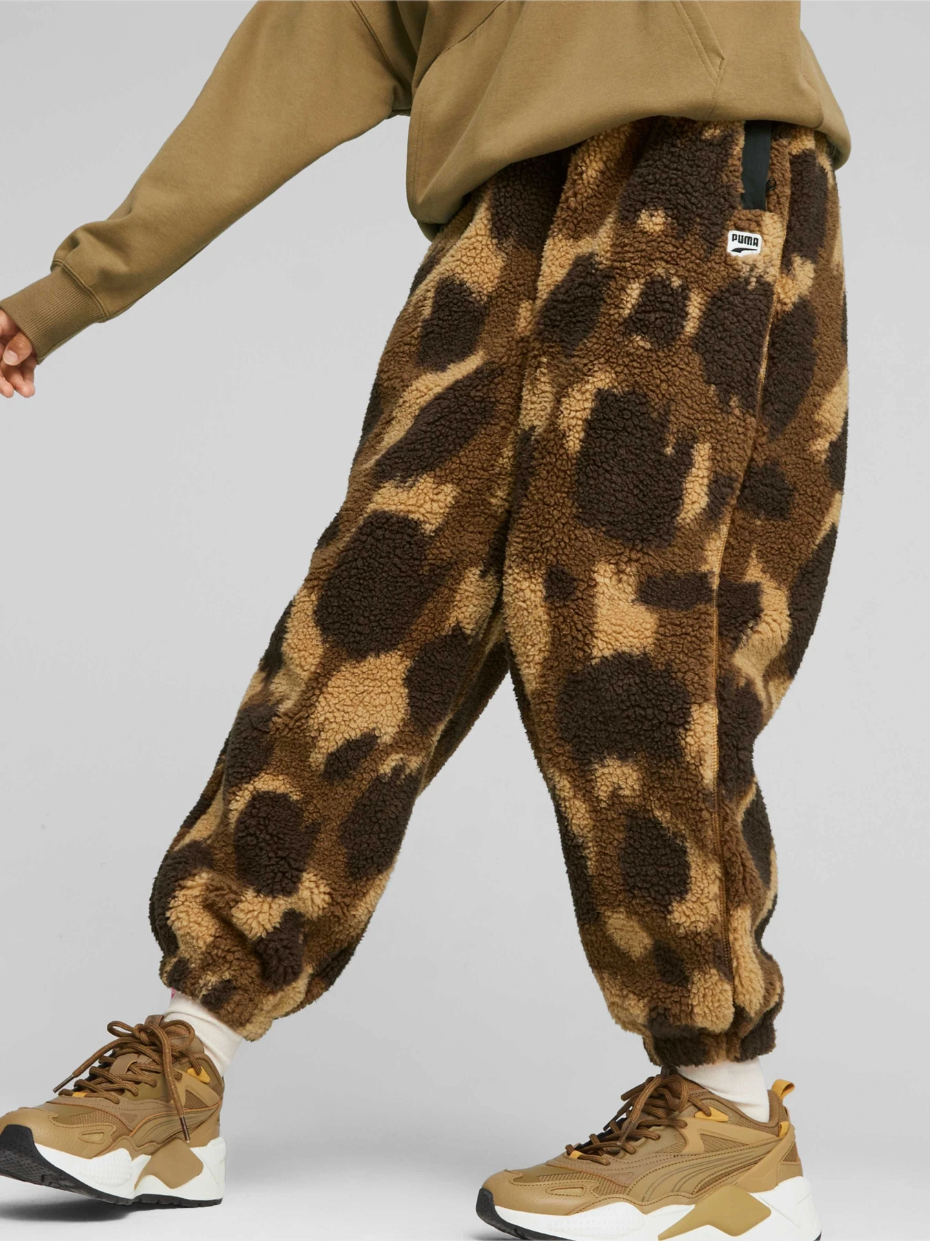 Брюки PUMA Downtown Aop Sherpa Pants модель 621461 Брюки PUMA Downtown Aop Sherpa Pants модель 621461 Фото