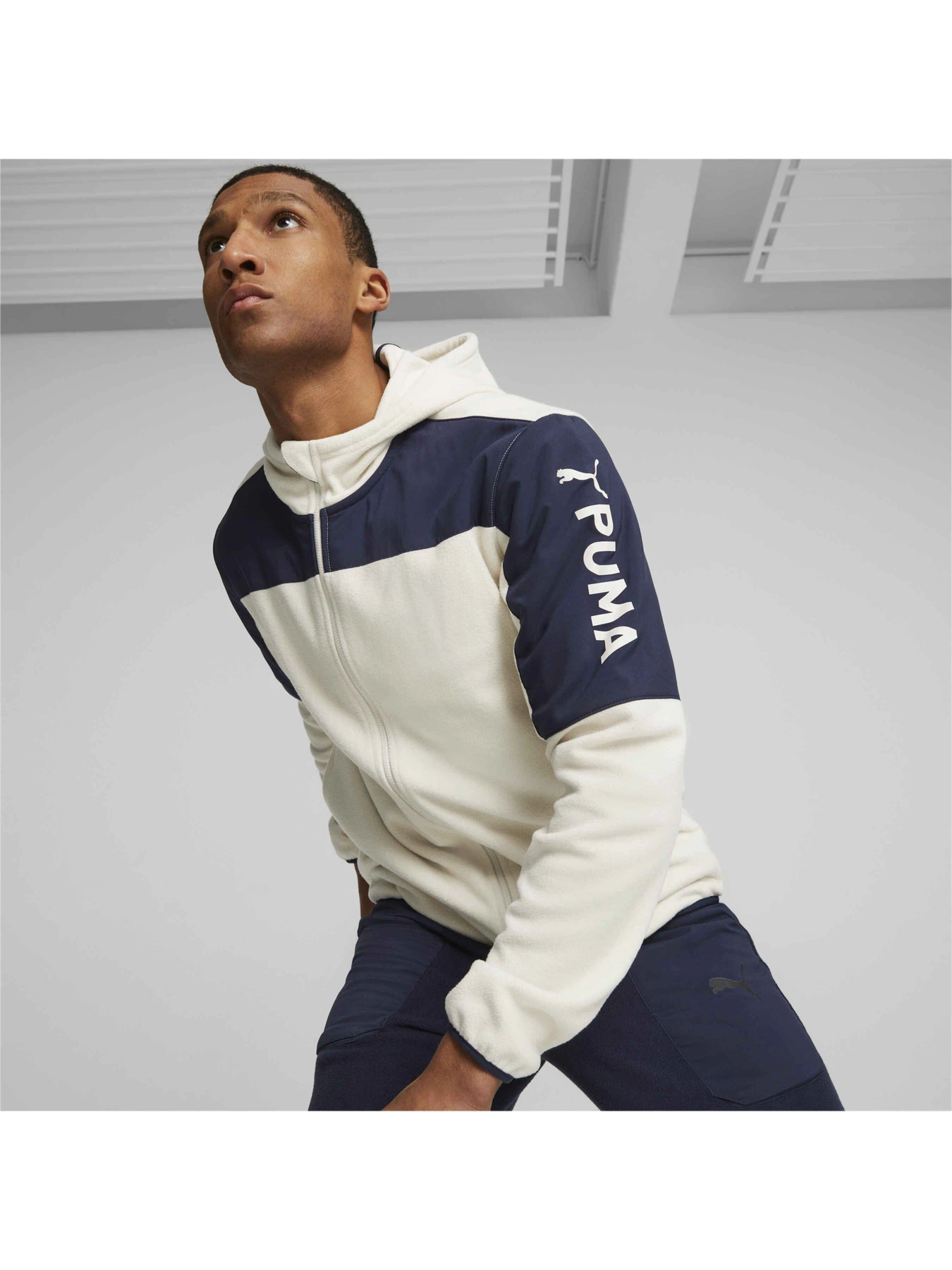 Куртки и дубленки PUMA Fit Hybrid Jacket модель 523891 Фото