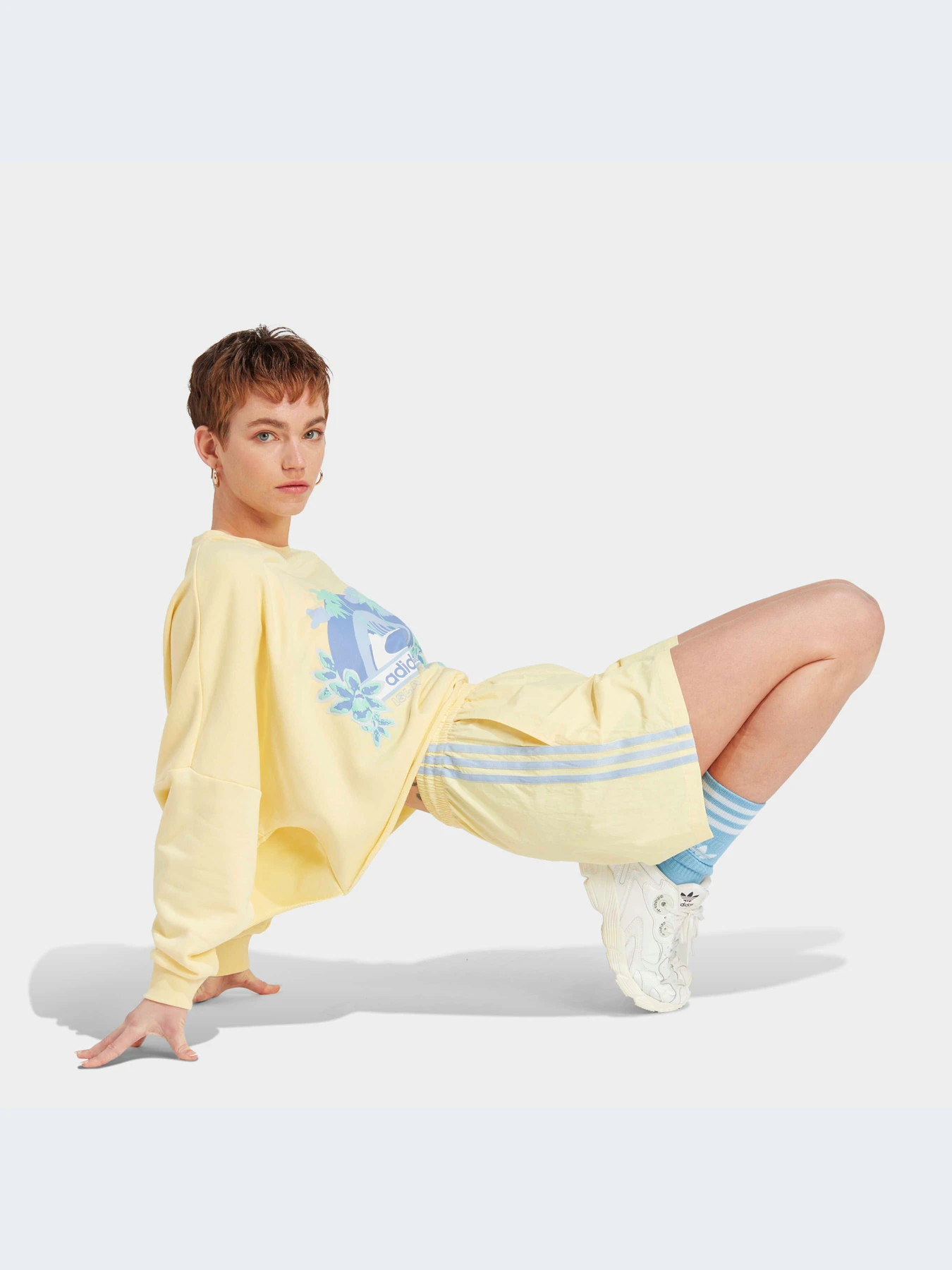 Худи и свитшоты Adidas Graphics модель IT8161 Фото