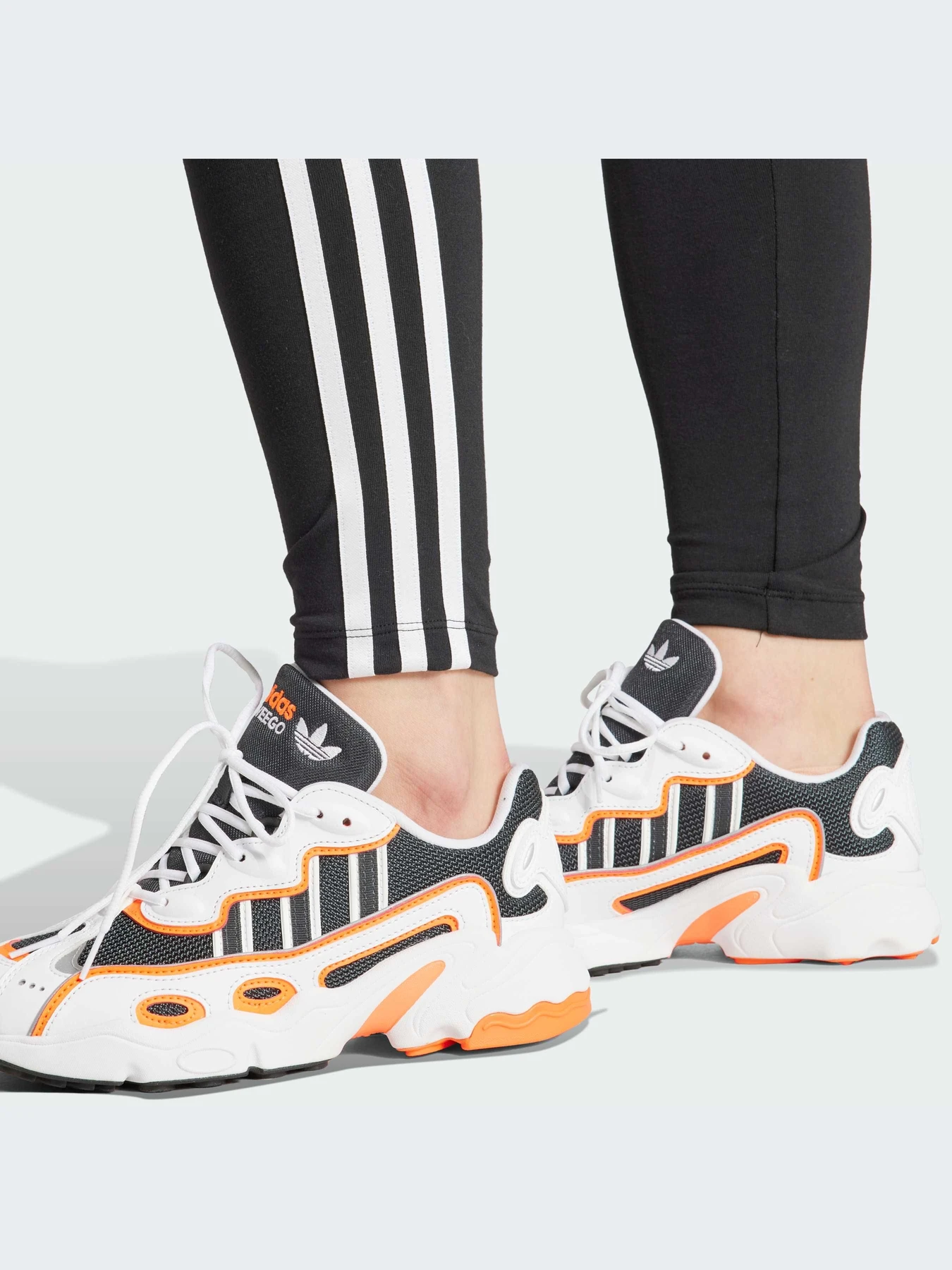 Штани Adidas Adicolor модель IP2968 Штани Adidas Adicolor модель IP2968 Фото