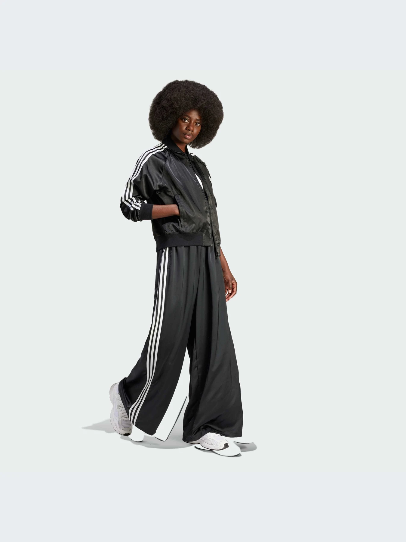 Куртки и дубленки Adidas Adicolor модель IU2533 Куртки и дубленки Adidas Adicolor модель IU2533 Фото