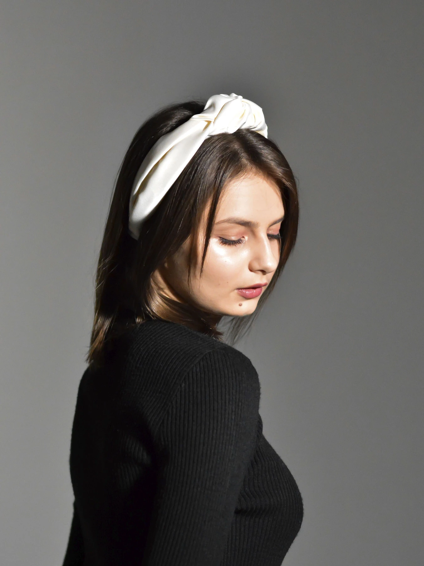 Обруч для волос MyScarf белый one size атлас з узлом вверху MyScarf модель mp19616114 Фото