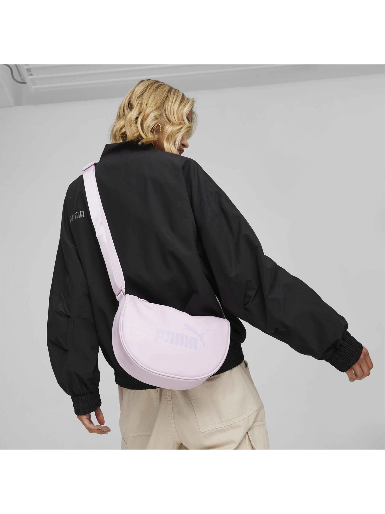 Сумки PUMA Core Up Half Moon Bag модель 090282 Фото
