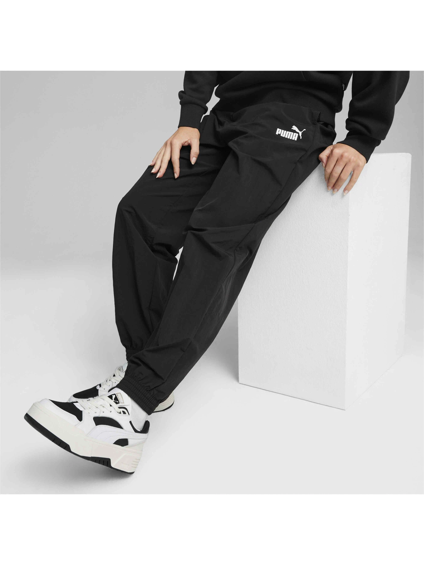 Брюки PUMA Ess+ Woven Pants модель 680406 Брюки PUMA Ess+ Woven Pants модель 680406 Фото