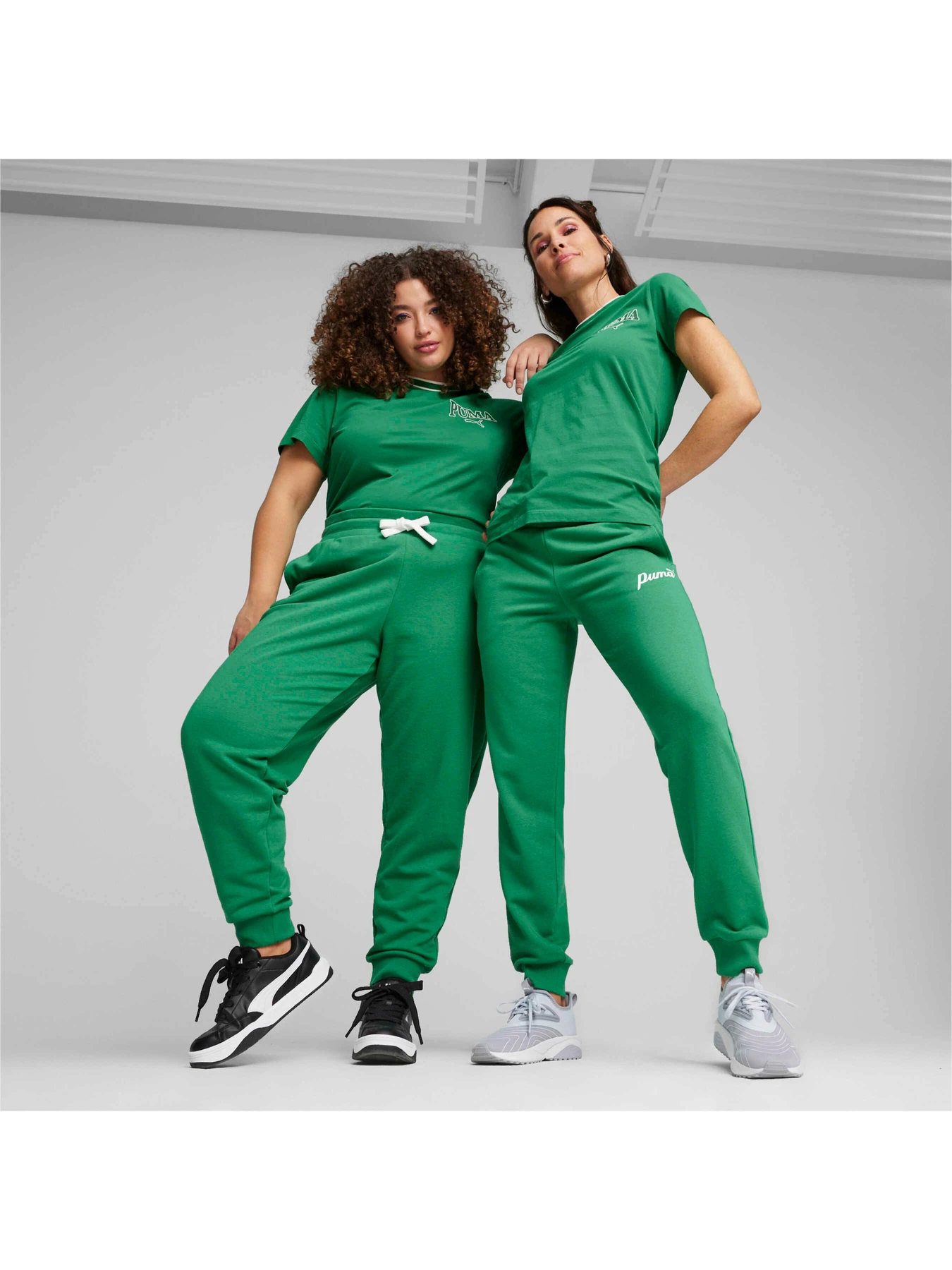Штани PUMA Ess+ Script Pants Tr модель 679350 Штани PUMA Ess+ Script Pants Tr модель 679350 Фото