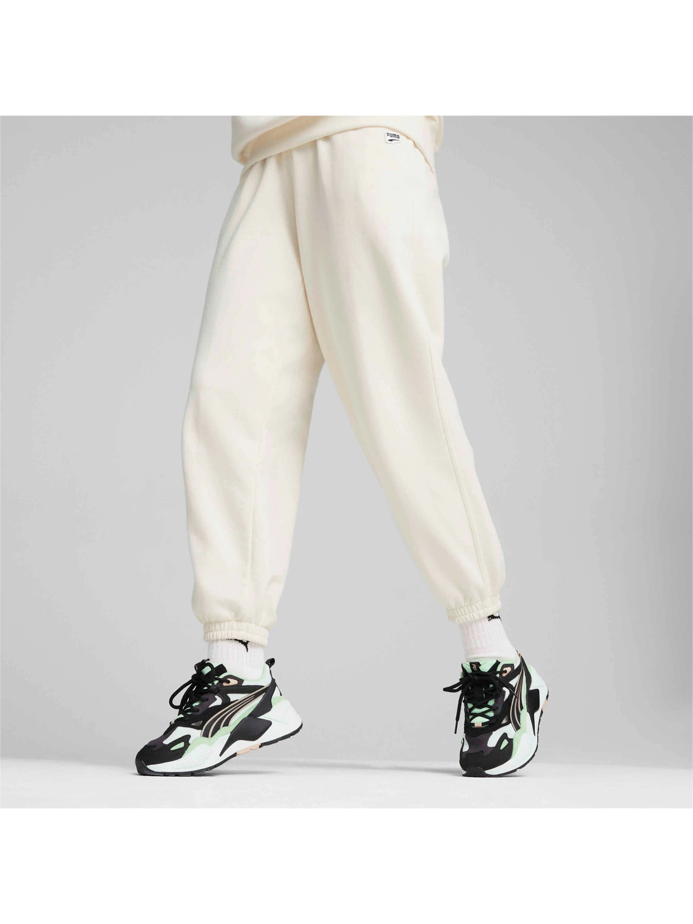 Штани PUMA Downtown Relaxed Sweatpants модель 624365 Фото