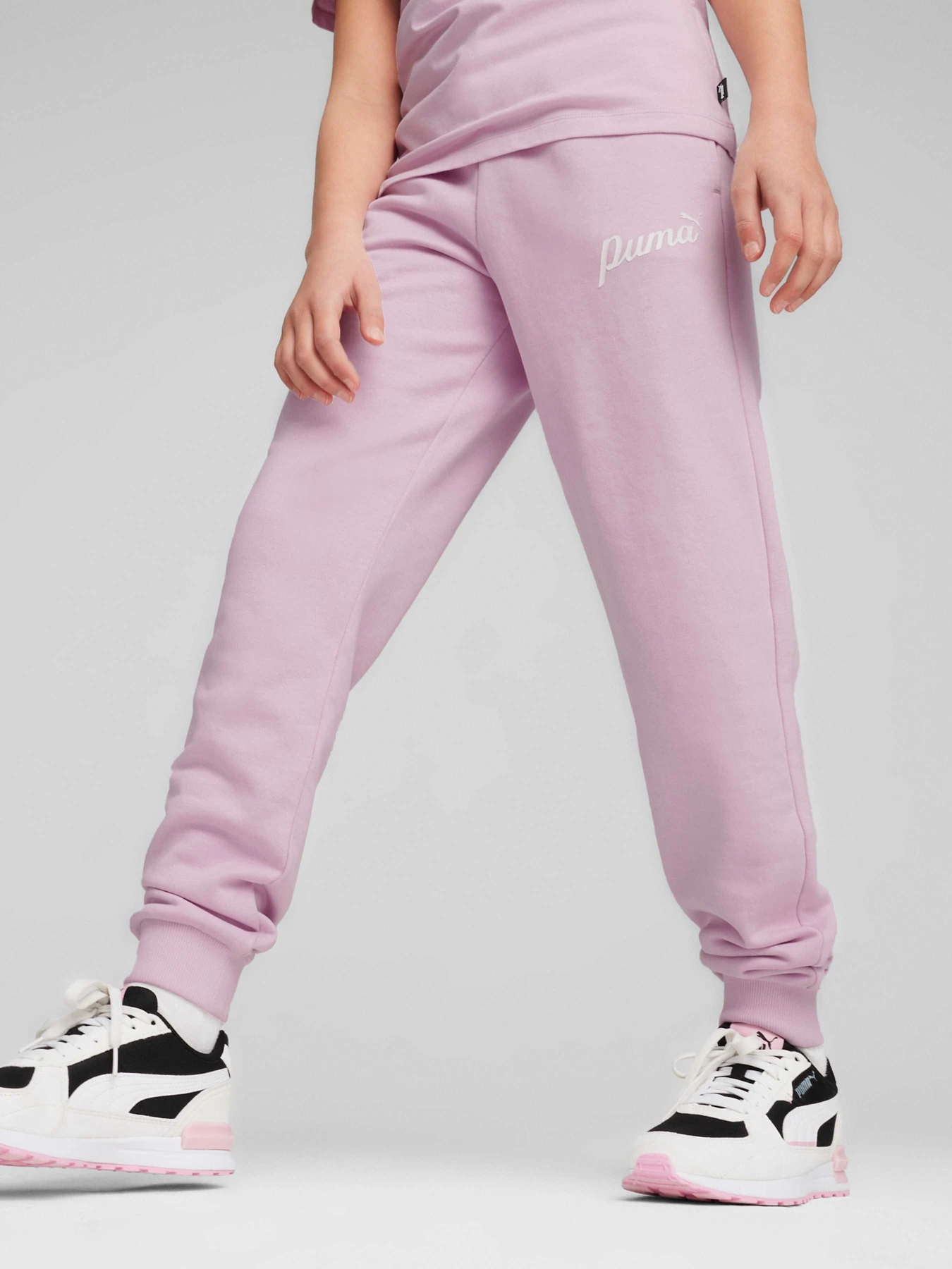 Штани PUMA Ess+ Script Pants Tr модель 679407 Штани PUMA Ess+ Script Pants Tr модель 679407 Фото