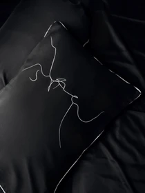 Комплект постільної білизни Black з принтом "Поцілунок" B.D.S.M. модель SBCPKB01 Фото