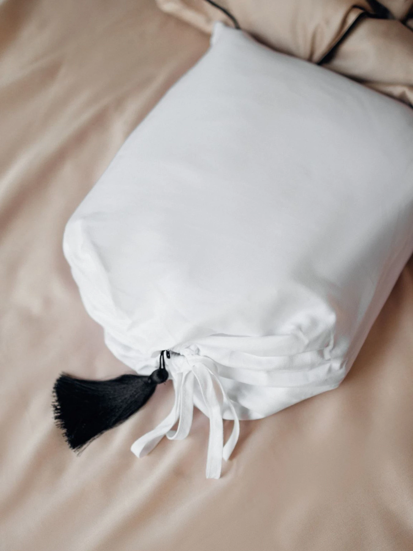 Комплект постільної білизни White з принтом "Дотик" B.D.S.M. модель SBCPKB01white Комплект постільної білизни White з принтом "Дотик" B.D.S.M. модель SBCPKB01white Фото