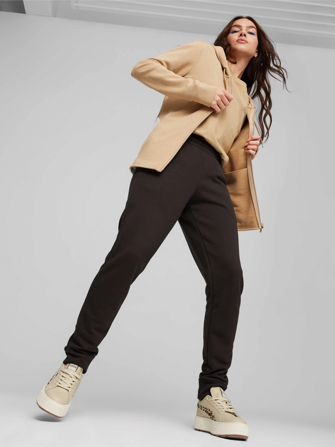 Костюмы PUMA Classic Hooded Tracksuit модель 673699 Костюмы PUMA Classic Hooded Tracksuit модель 673699 Фото