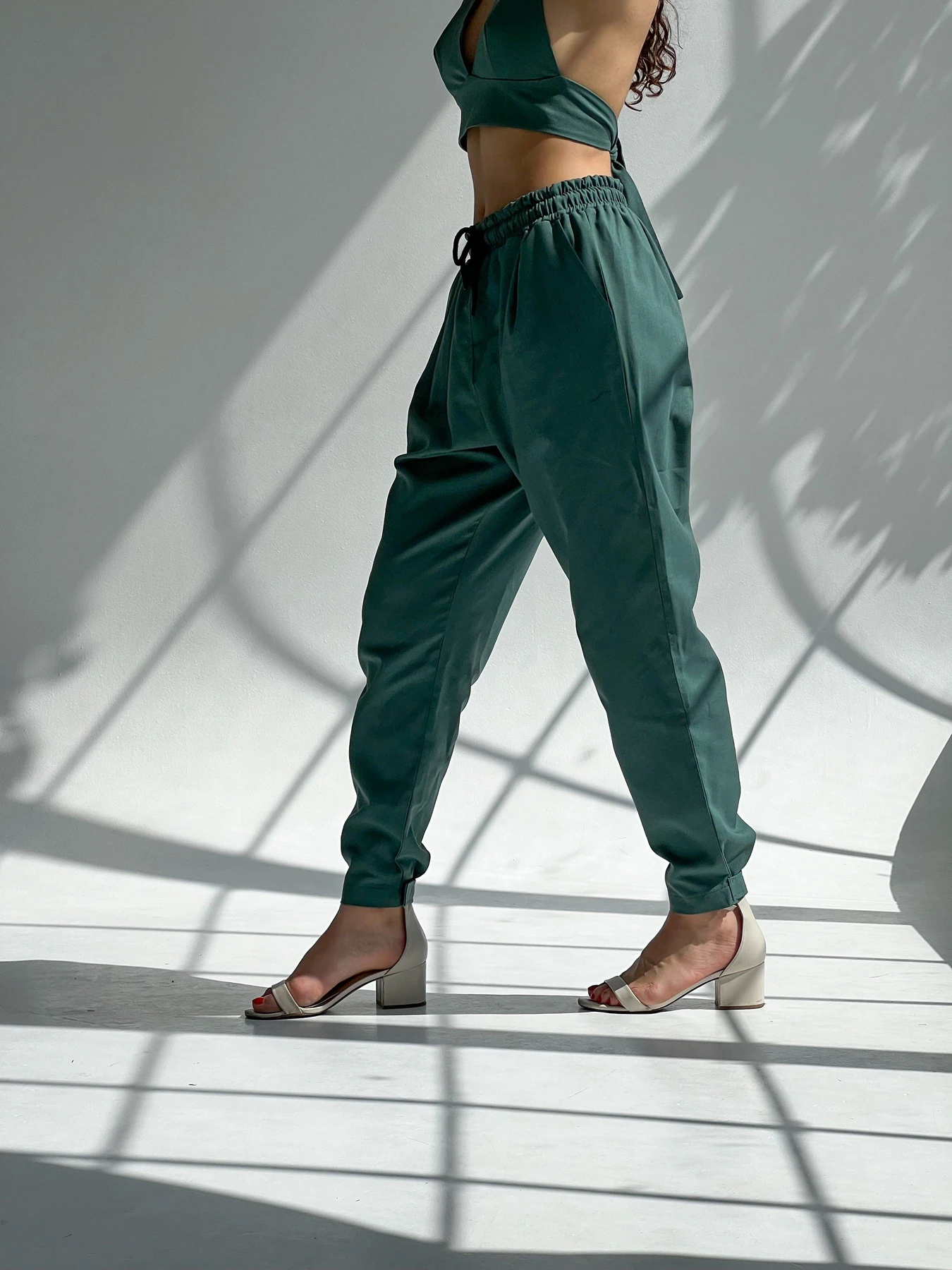 Брюки IJ модель lipuchki-linen-green Брюки IJ модель lipuchki-linen-green Фото