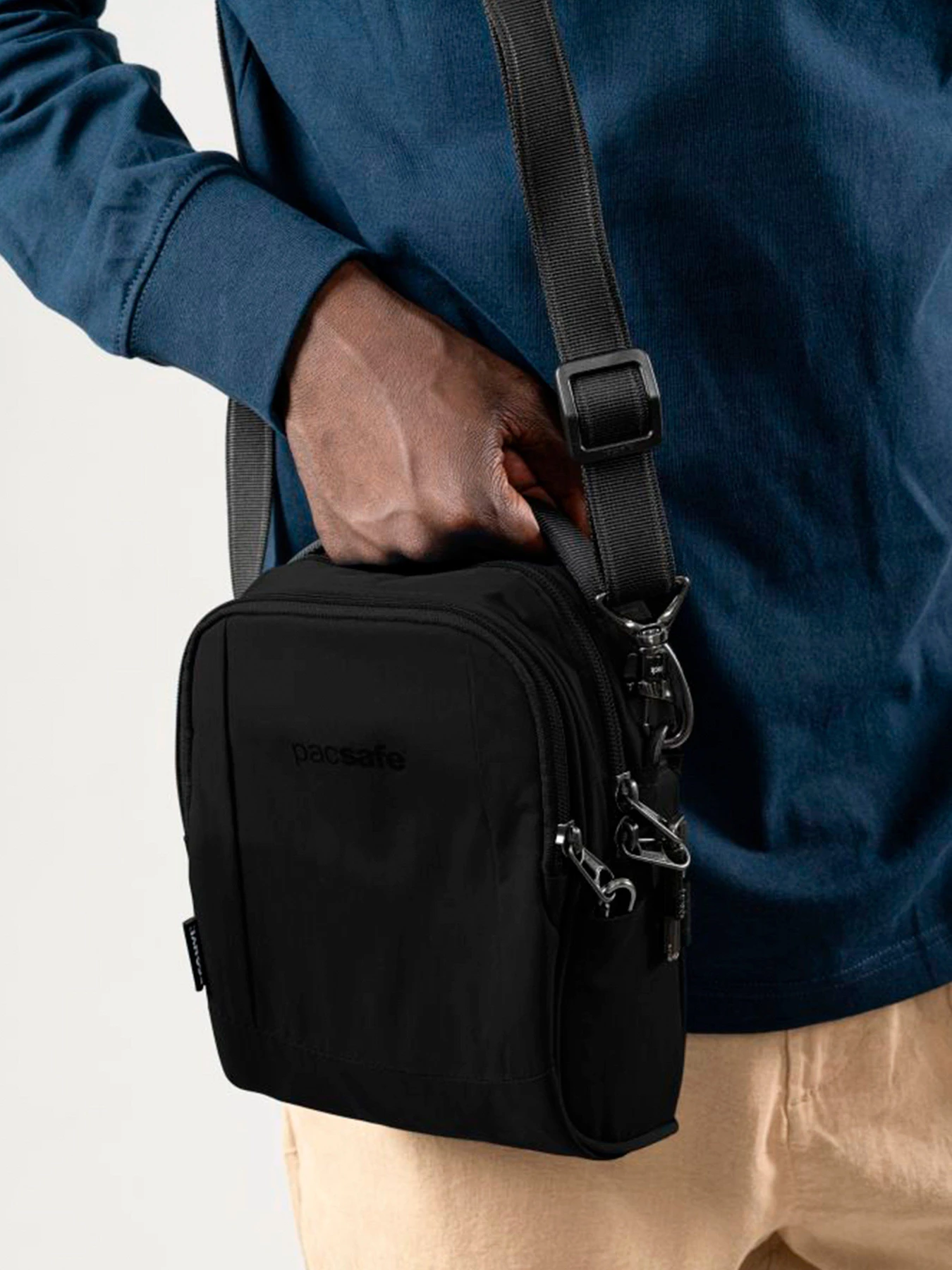 Сумки Pacsafe Metrosafe модель 40131138 Сумки Pacsafe Metrosafe модель 40131138 Фото