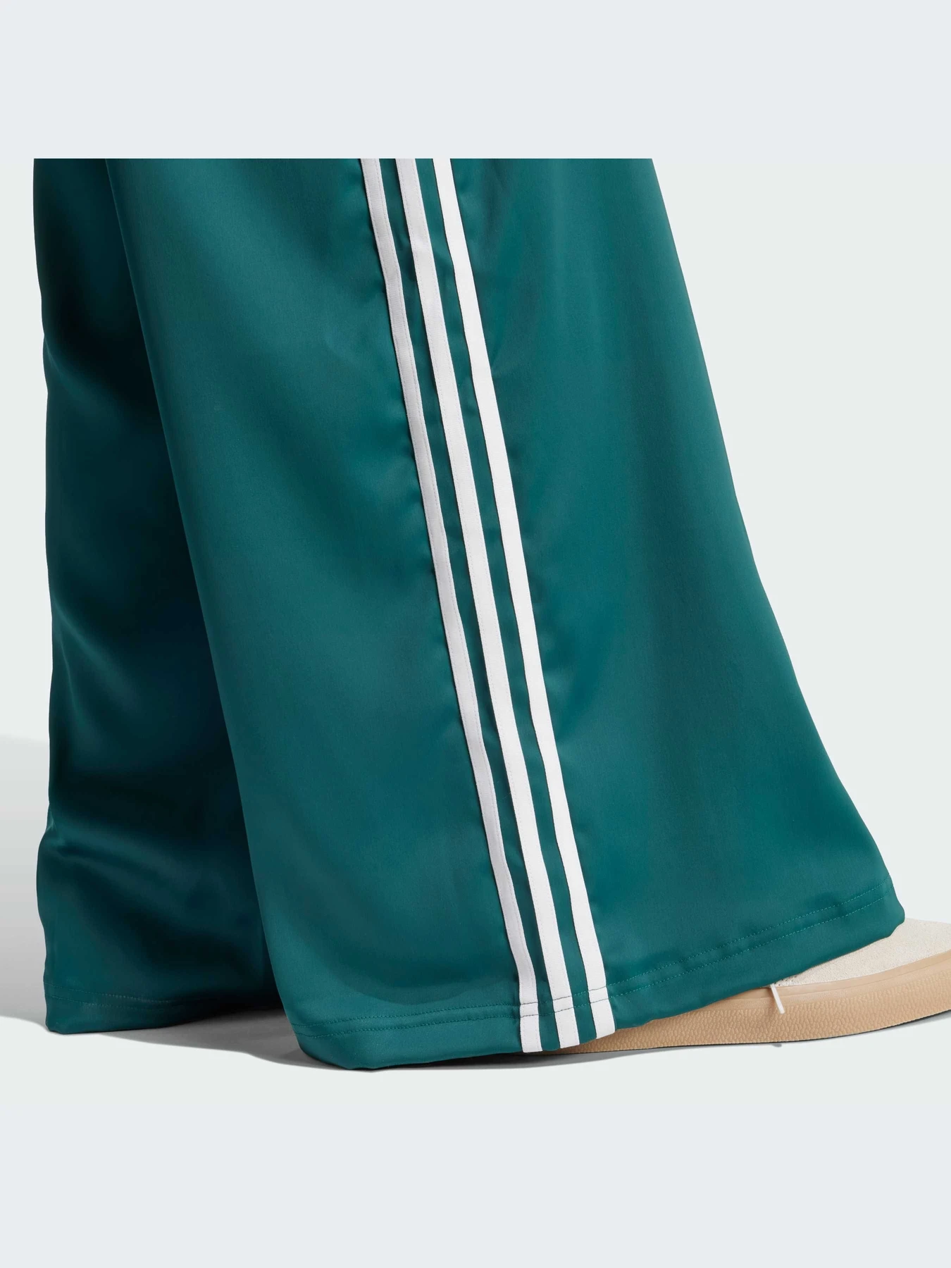 Брюки Adidas Adicolor модель IP2960 Брюки Adidas Adicolor модель IP2960 Фото
