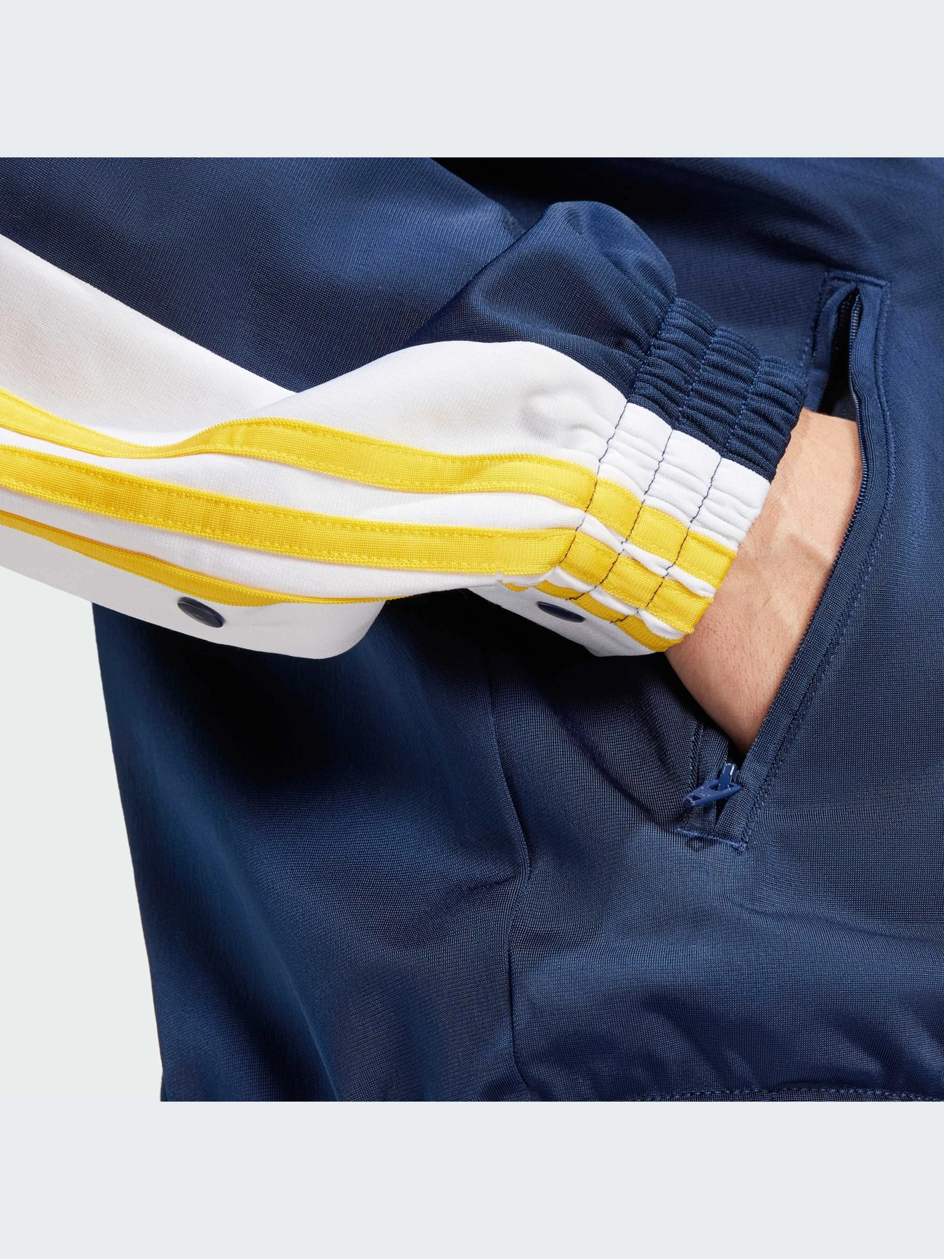 Куртки и дубленки Adidas Adicolor модель IU2363 Фото