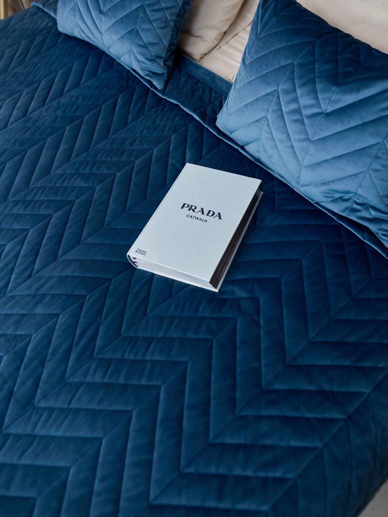 Покрывало двухстороннее стеганое на кровать синий МАЕСТРО модель 104145 Покрывало двухстороннее стеганое на кровать синий МАЕСТРО модель 104145 Фото