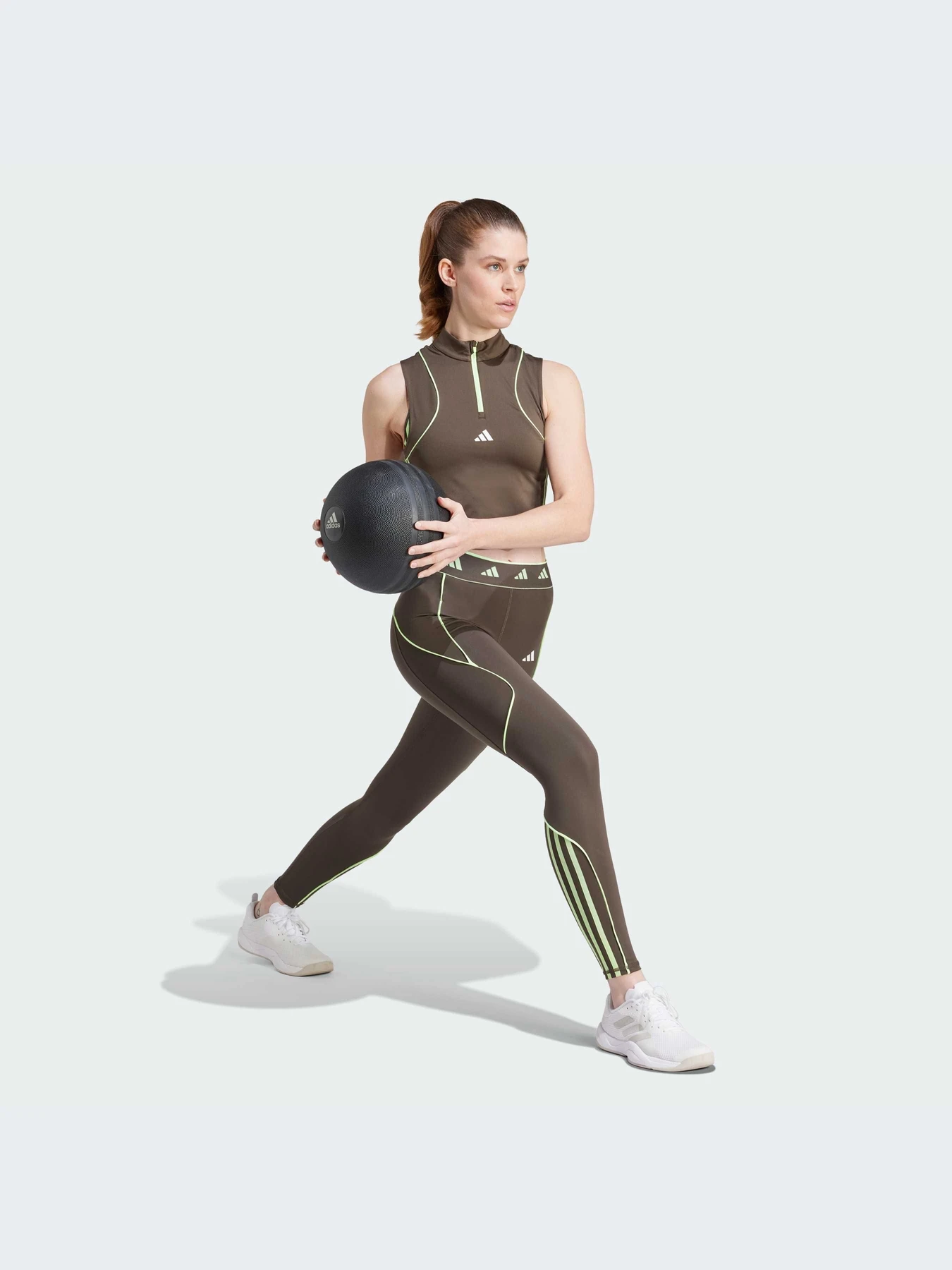 Брюки Adidas модель IS4054 Брюки Adidas модель IS4054 Фото
