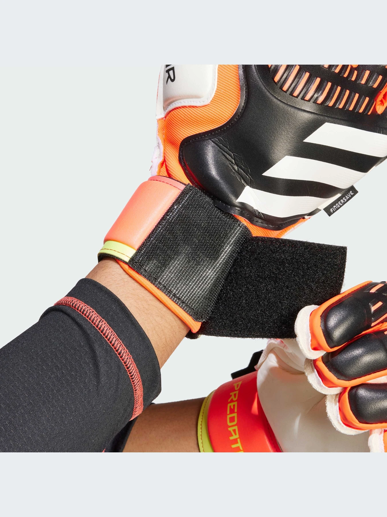 Перчатки для спорта Adidas Predator модель IQ4037 Фото