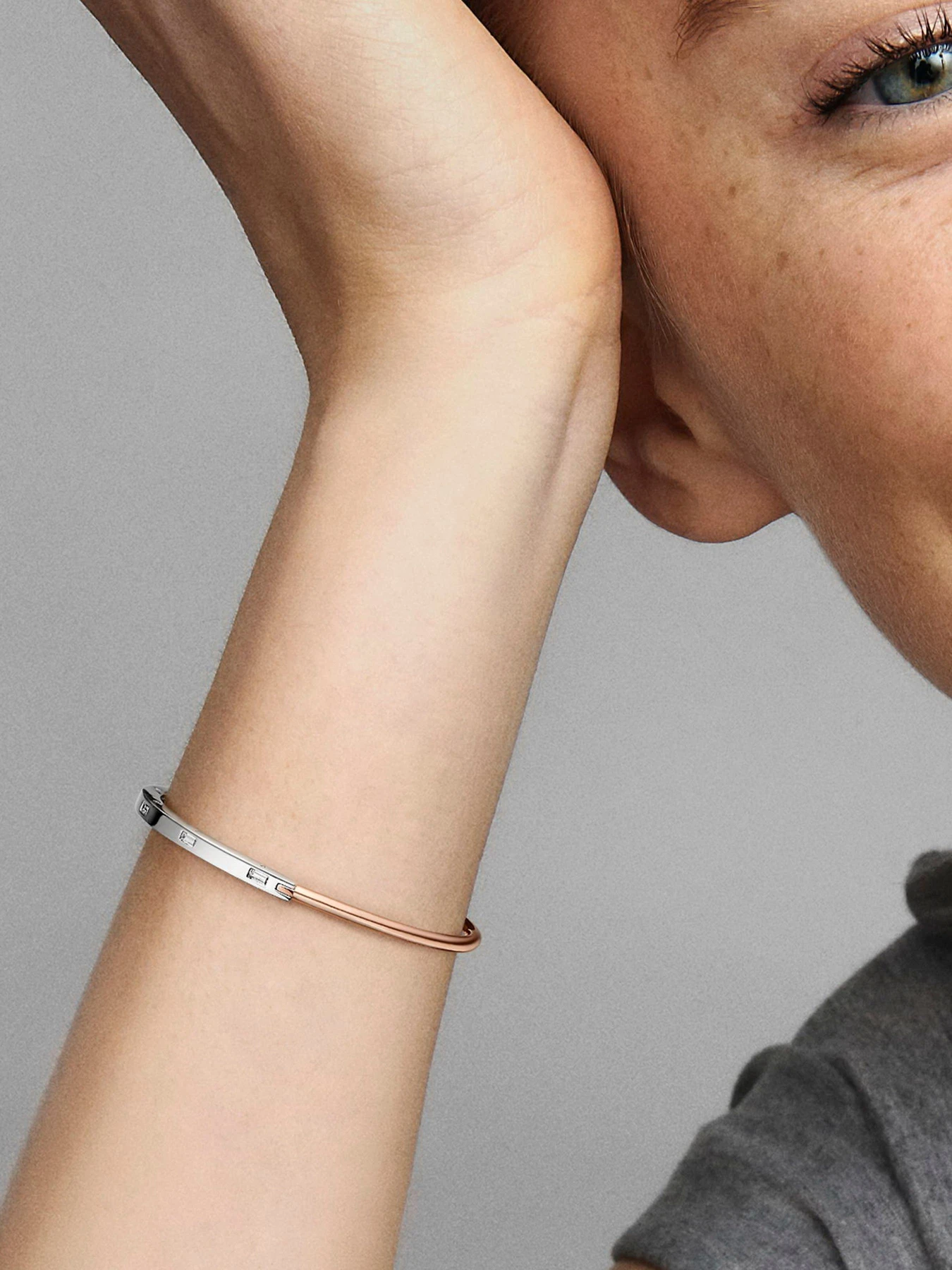Бангли PANDORA модель 582740C01 Бангли PANDORA модель 582740C01 Фото