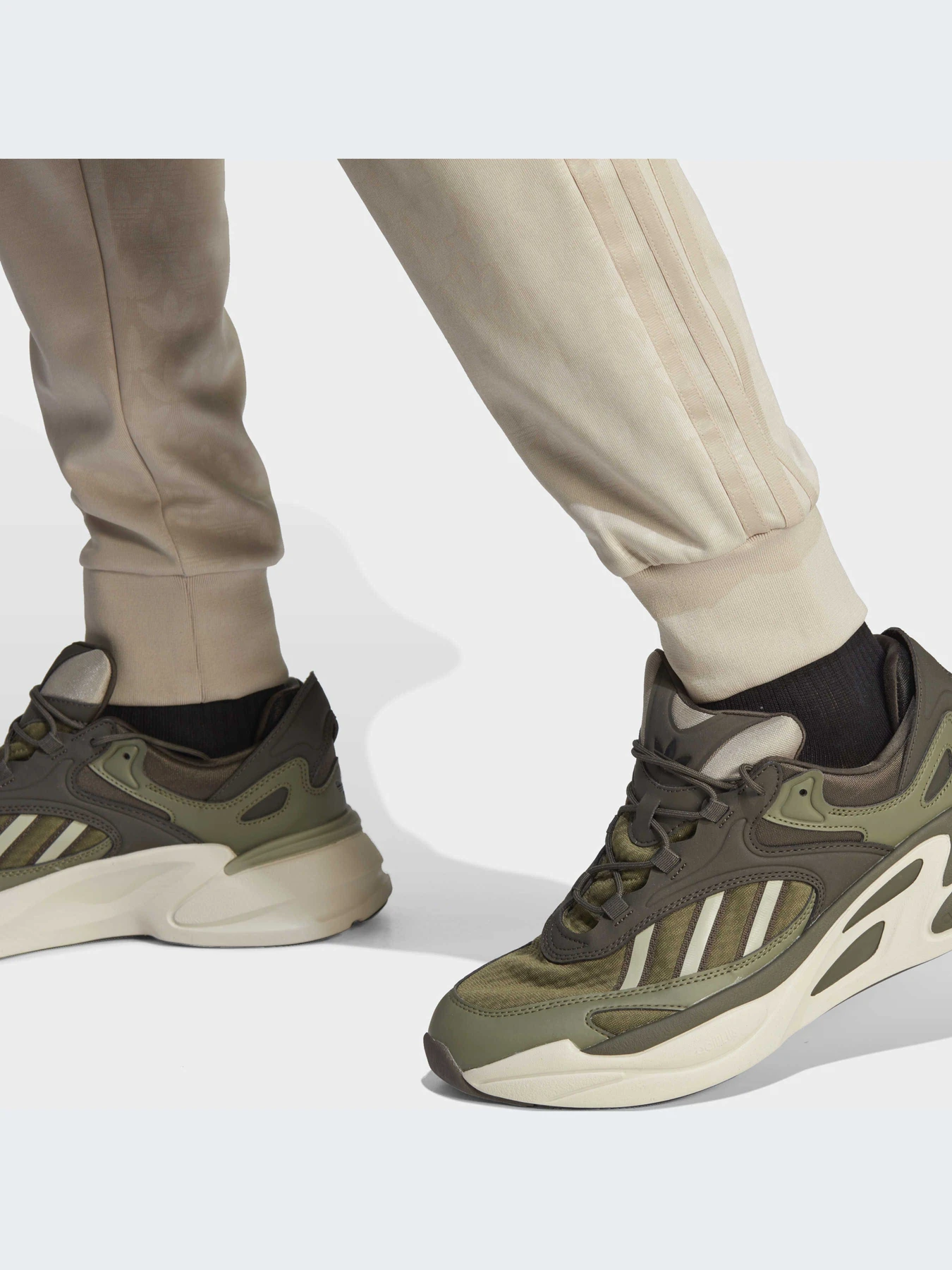 Брюки Adidas Graphics модель IJ5690 Брюки Adidas Graphics модель IJ5690 Фото