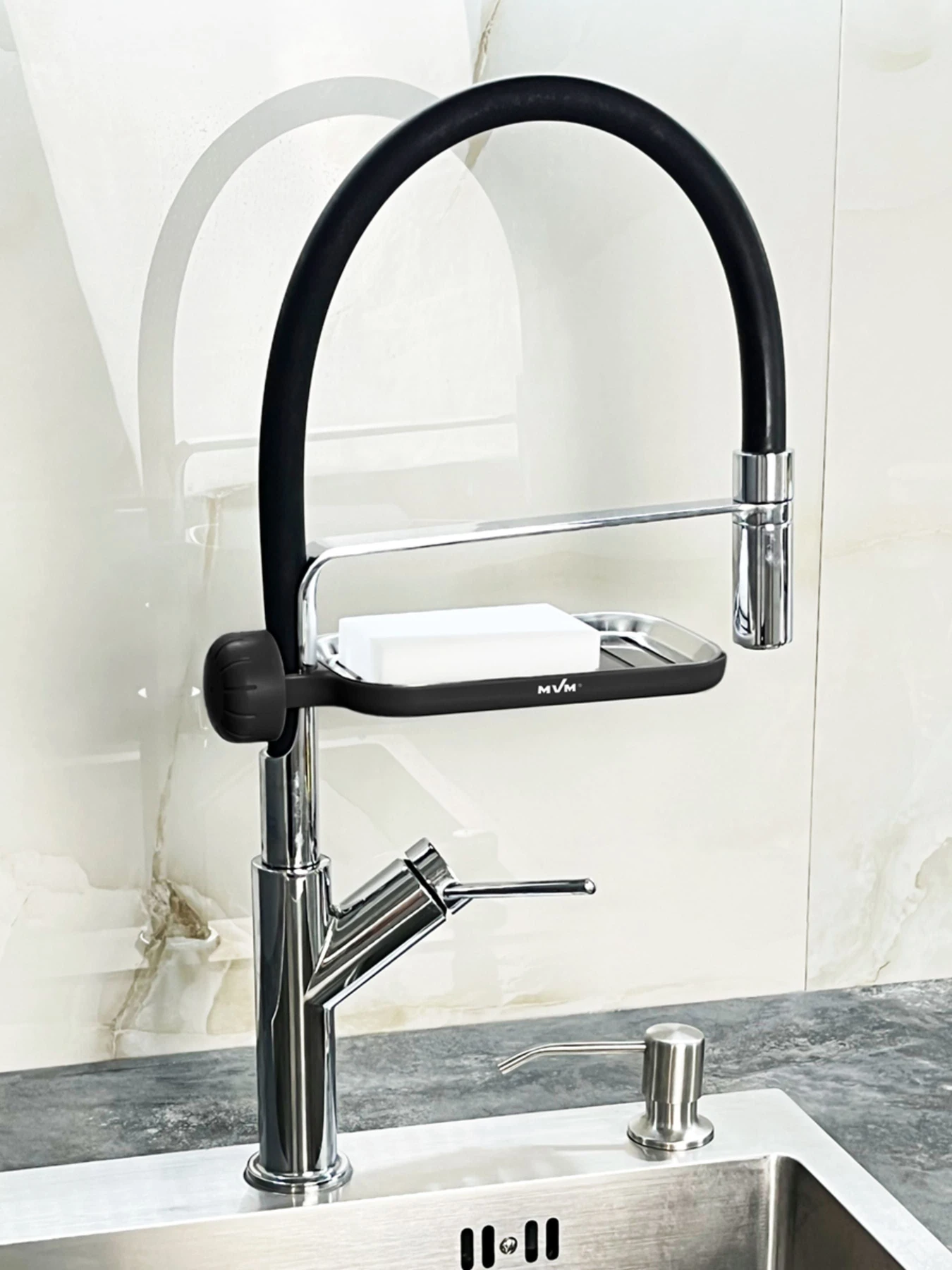Полка на душевую штангу и смеситель с фиксатором черная MBM HOME модель BP-22 BLACK Полка на душевую штангу и смеситель с фиксатором черная MBM HOME модель BP-22 BLACK Фото