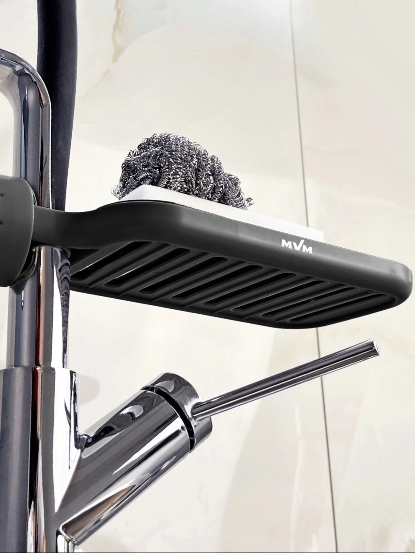 Полка на душевую штангу и смеситель с фиксатором черная MBM HOME модель BP-22 BLACK Полка на душевую штангу и смеситель с фиксатором черная MBM HOME модель BP-22 BLACK Фото
