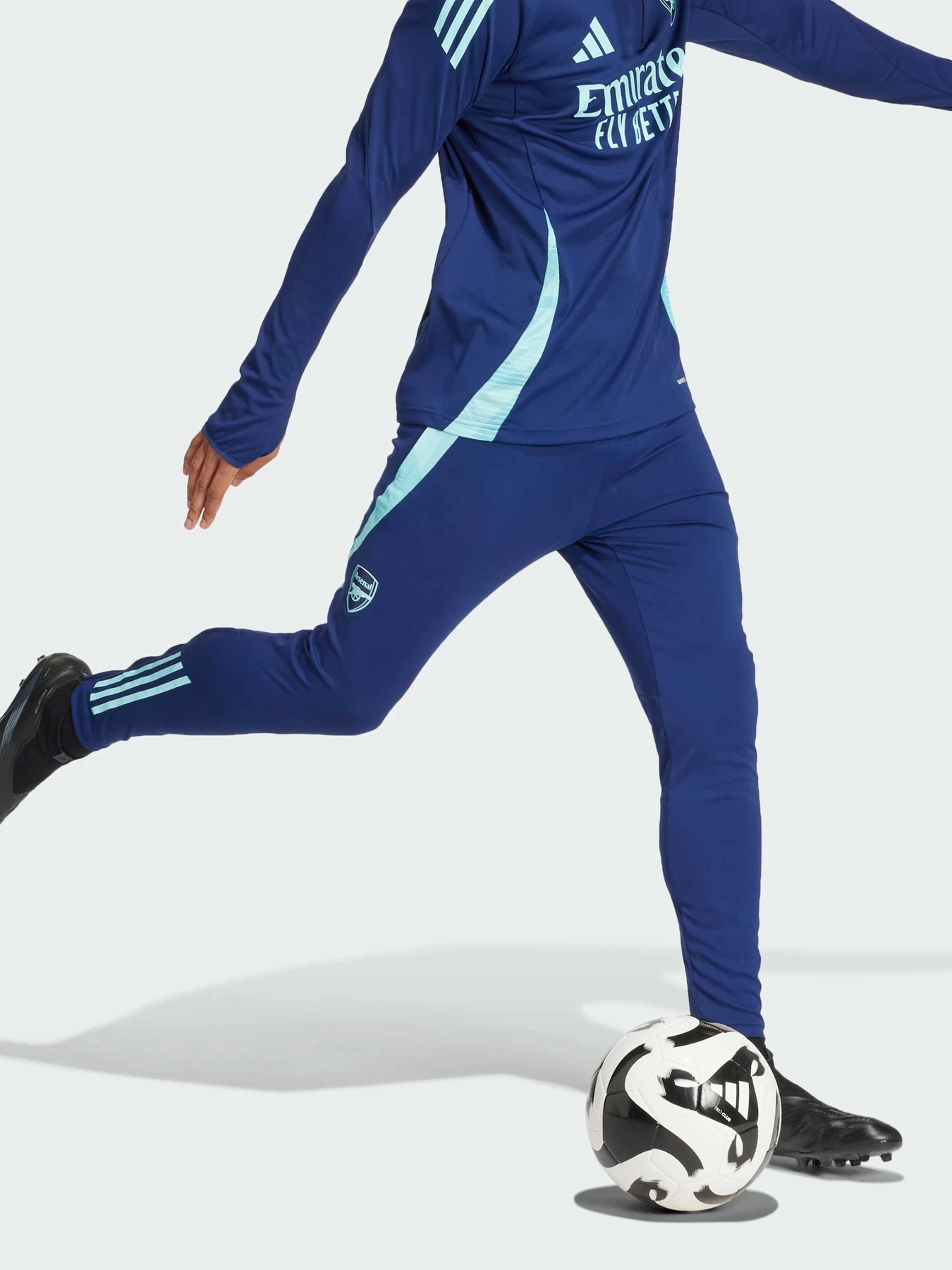 Брюки Adidas модель IT2216 Брюки Adidas модель IT2216 Фото