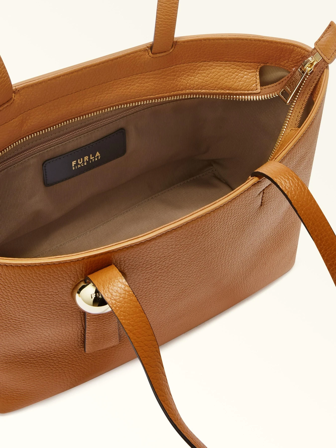 Сумки Furla Sfera модель WB01384HSF000RY0001007 Сумки Furla Sfera модель WB01384HSF000RY0001007 Фото