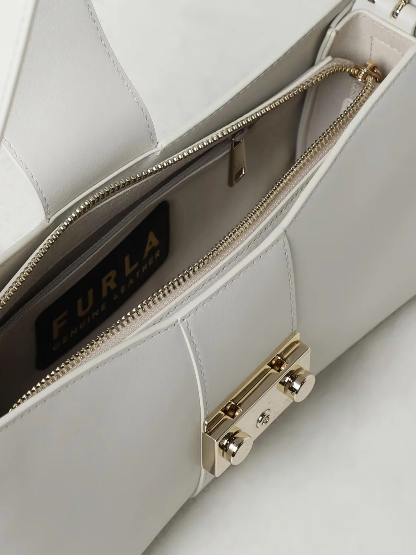 Сумки Furla METROPOLIS M SHOULDER BAG REMIX 30 модель WB01111AX07331704S1007 Сумки Furla METROPOLIS M SHOULDER BAG REMIX 30 модель WB01111AX07331704S1007 Фото