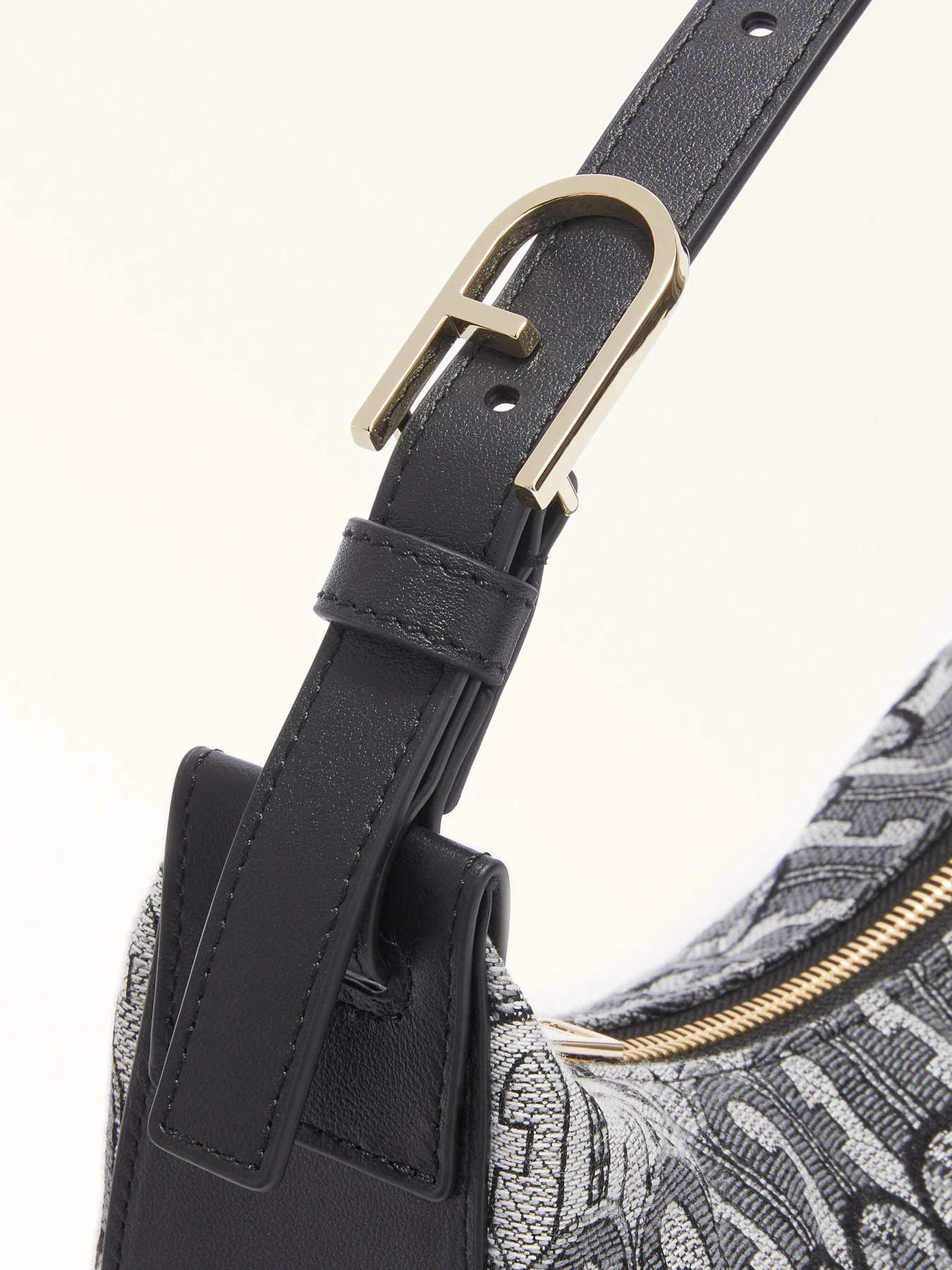 Сумки Furla FLOW S SHOULDER BAG 25 модель WB01053A.0459G10001007 Сумки Furla FLOW S SHOULDER BAG 25 модель WB01053A.0459G10001007 Фото