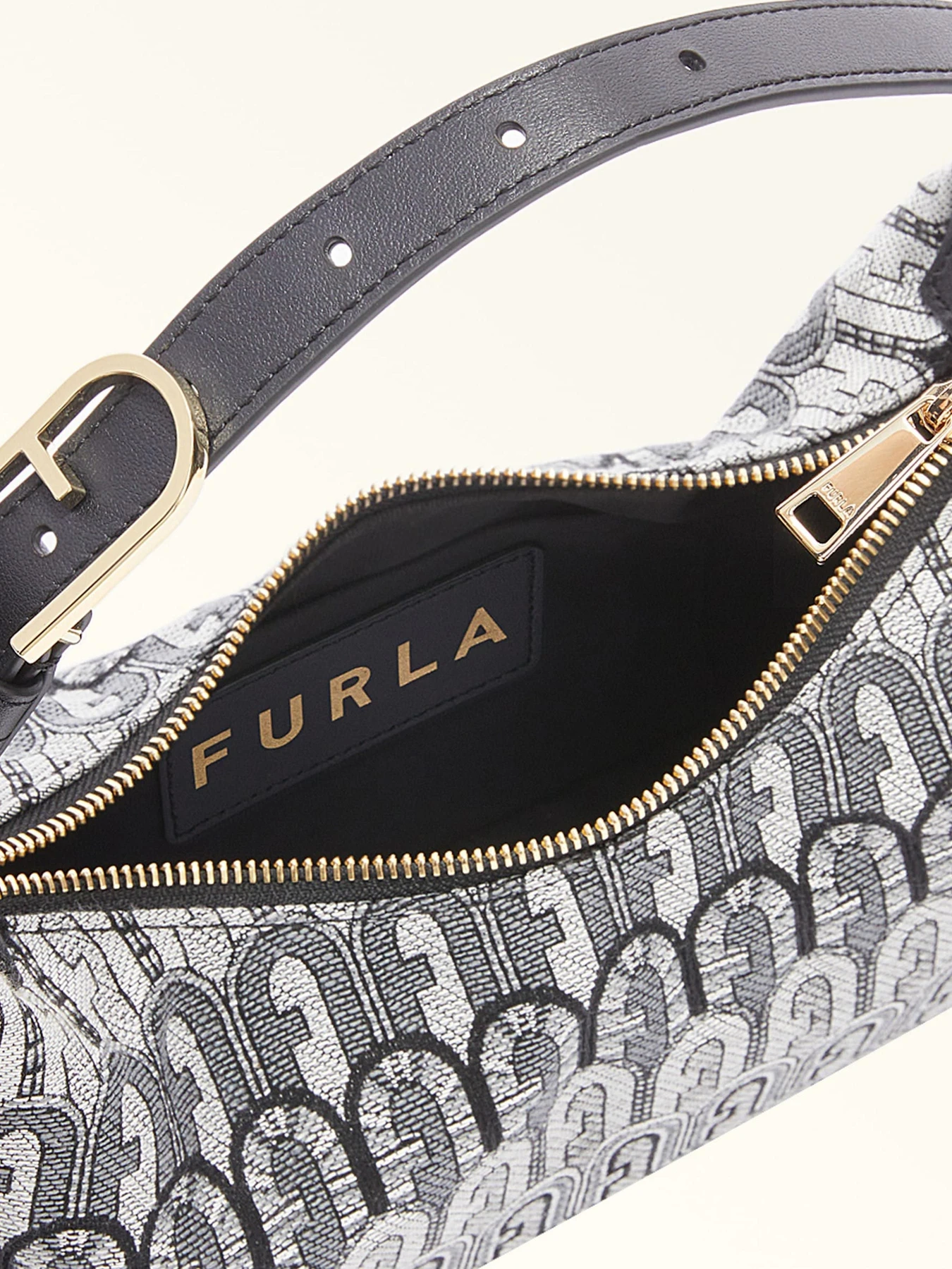 Сумки Furla FLOW S SHOULDER BAG 25 модель WB01053A.0459G10001007 Сумки Furla FLOW S SHOULDER BAG 25 модель WB01053A.0459G10001007 Фото