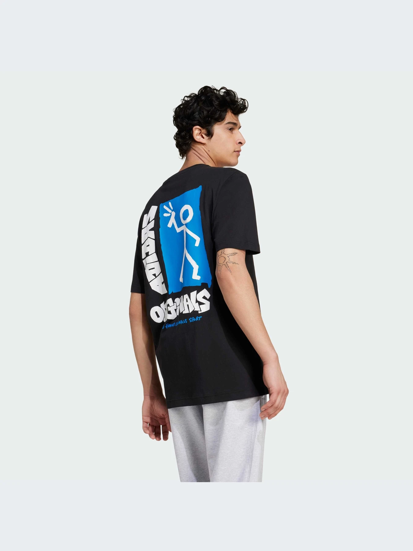 Футболки і поло Adidas Graphics модель IZ2580 Футболки і поло Adidas Graphics модель IZ2580 Фото