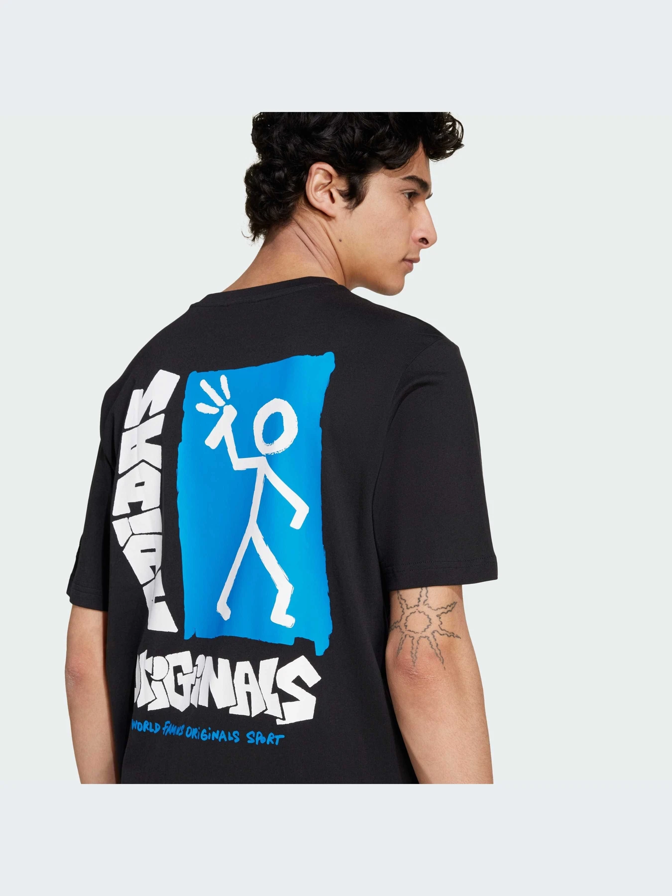 Футболки і поло Adidas Graphics модель IZ2580 Футболки і поло Adidas Graphics модель IZ2580 Фото