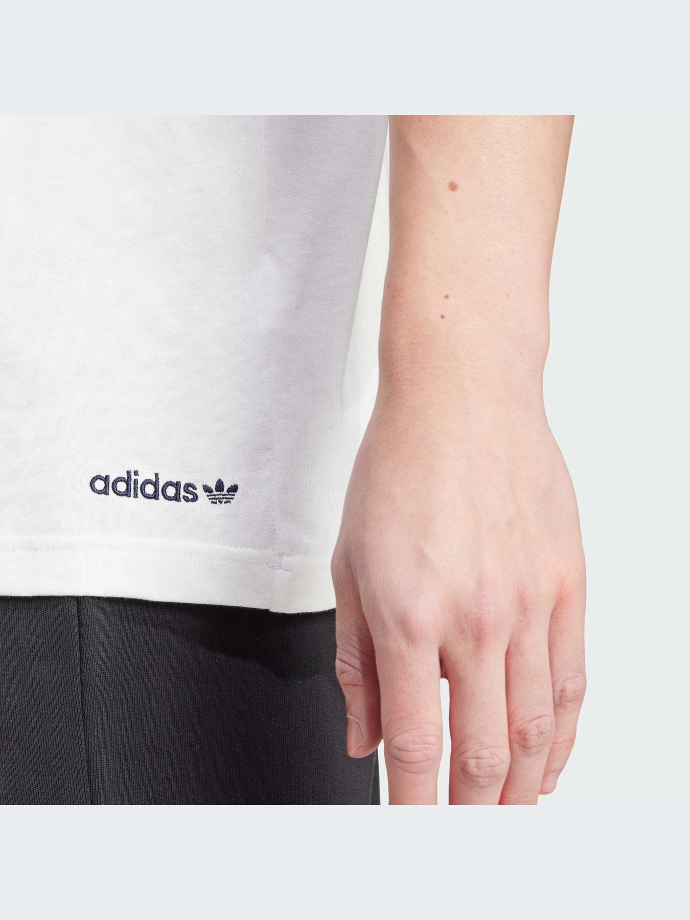 Футболки і поло Adidas модель IW3237 Футболки і поло Adidas модель IW3237 Фото
