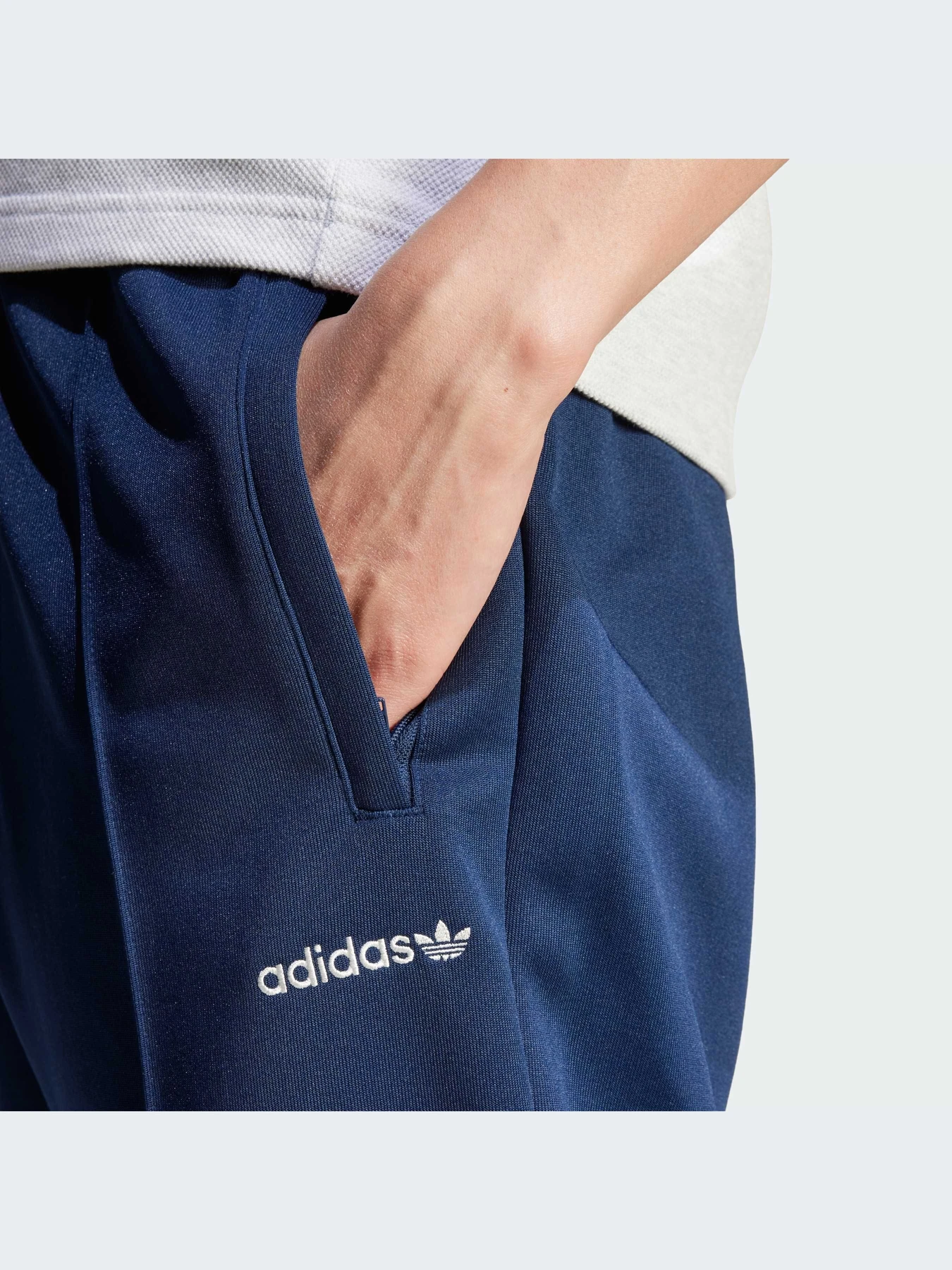 Брюки Adidas модель IW3232 Брюки Adidas модель IW3232 Фото