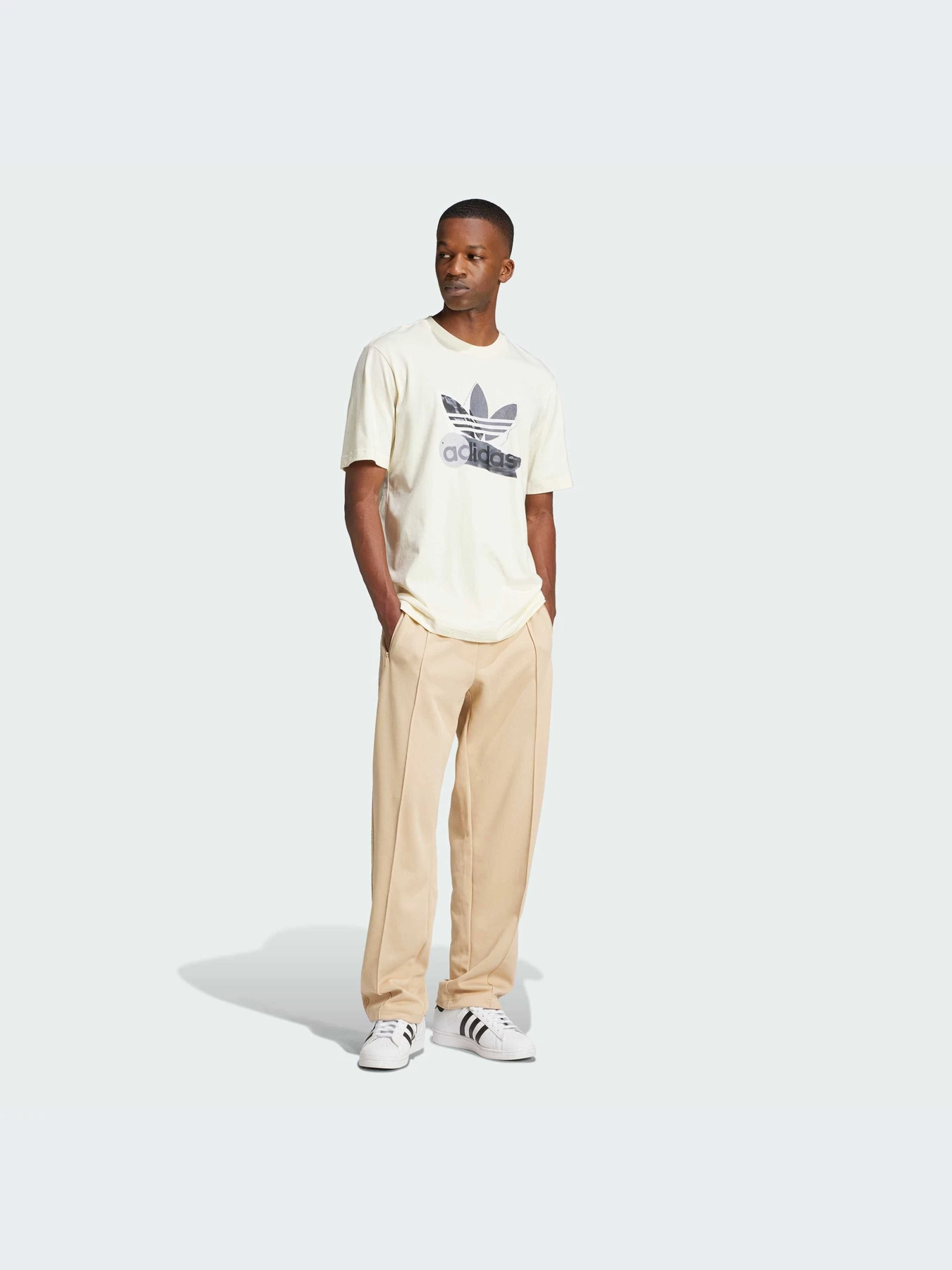 Футболки і поло Adidas Graphics модель IX6782 Футболки і поло Adidas Graphics модель IX6782 Фото
