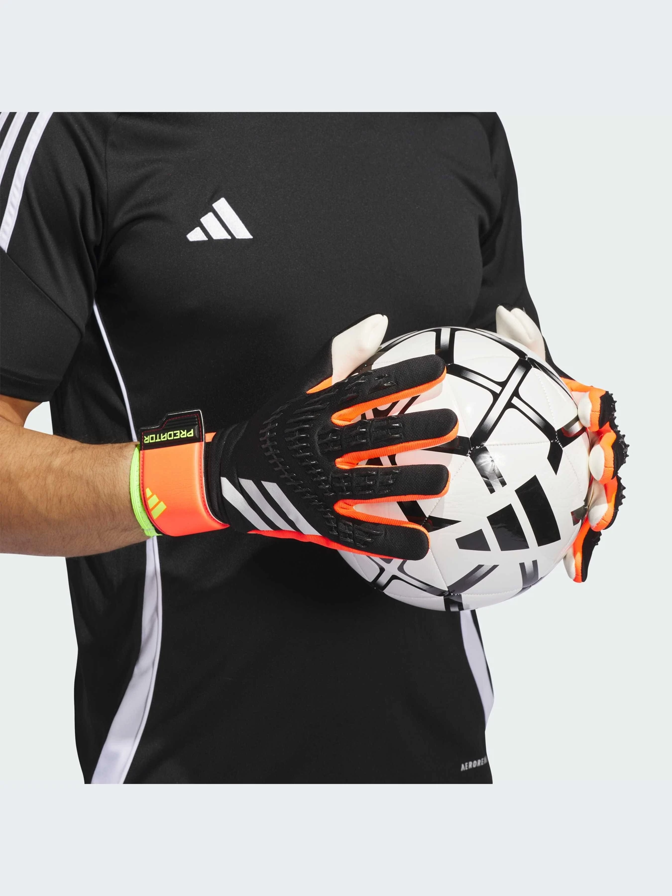 Перчатки для спорта Adidas Predator модель IN1600 Перчатки для спорта Adidas Predator модель IN1600 Фото