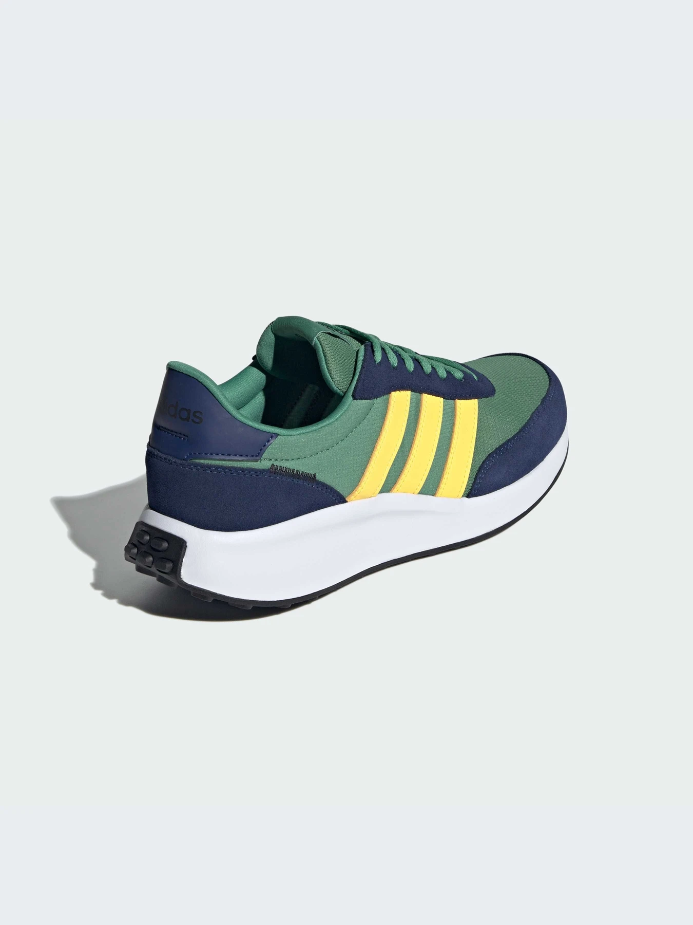 Кроссовки Adidas модель IF3709 Кроссовки Adidas модель IF3709 Фото