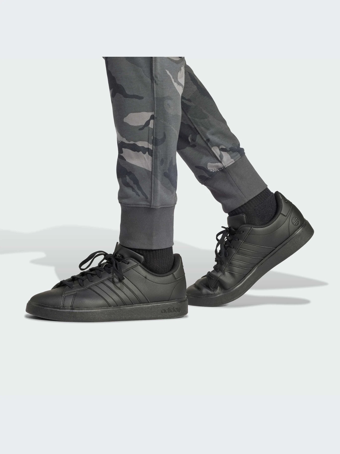Брюки Adidas модель IS2023 Брюки Adidas модель IS2023 Фото