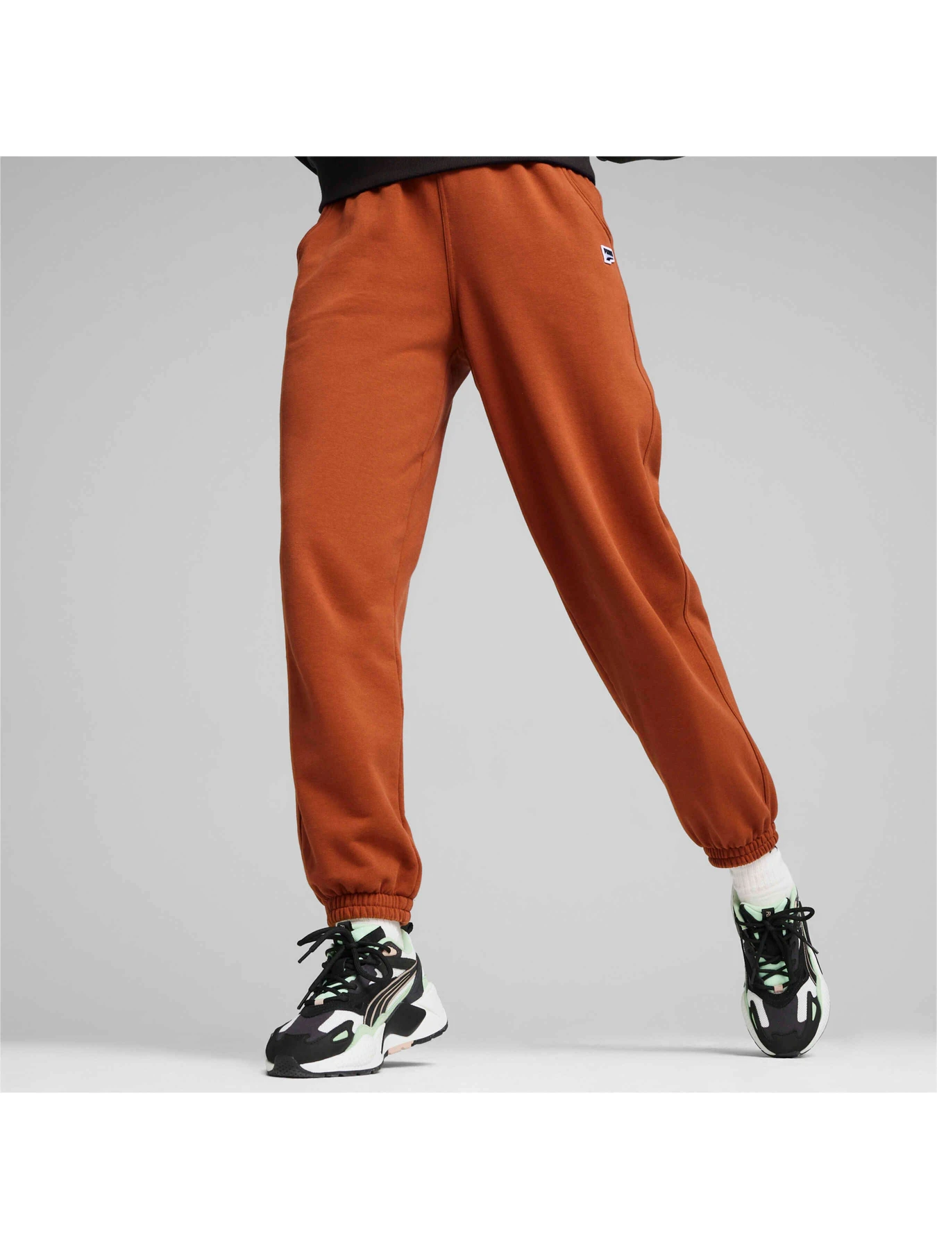 Брюки PUMA Downtown Relaxed Sweatpants модель 624365 Брюки PUMA Downtown Relaxed Sweatpants модель 624365 Фото