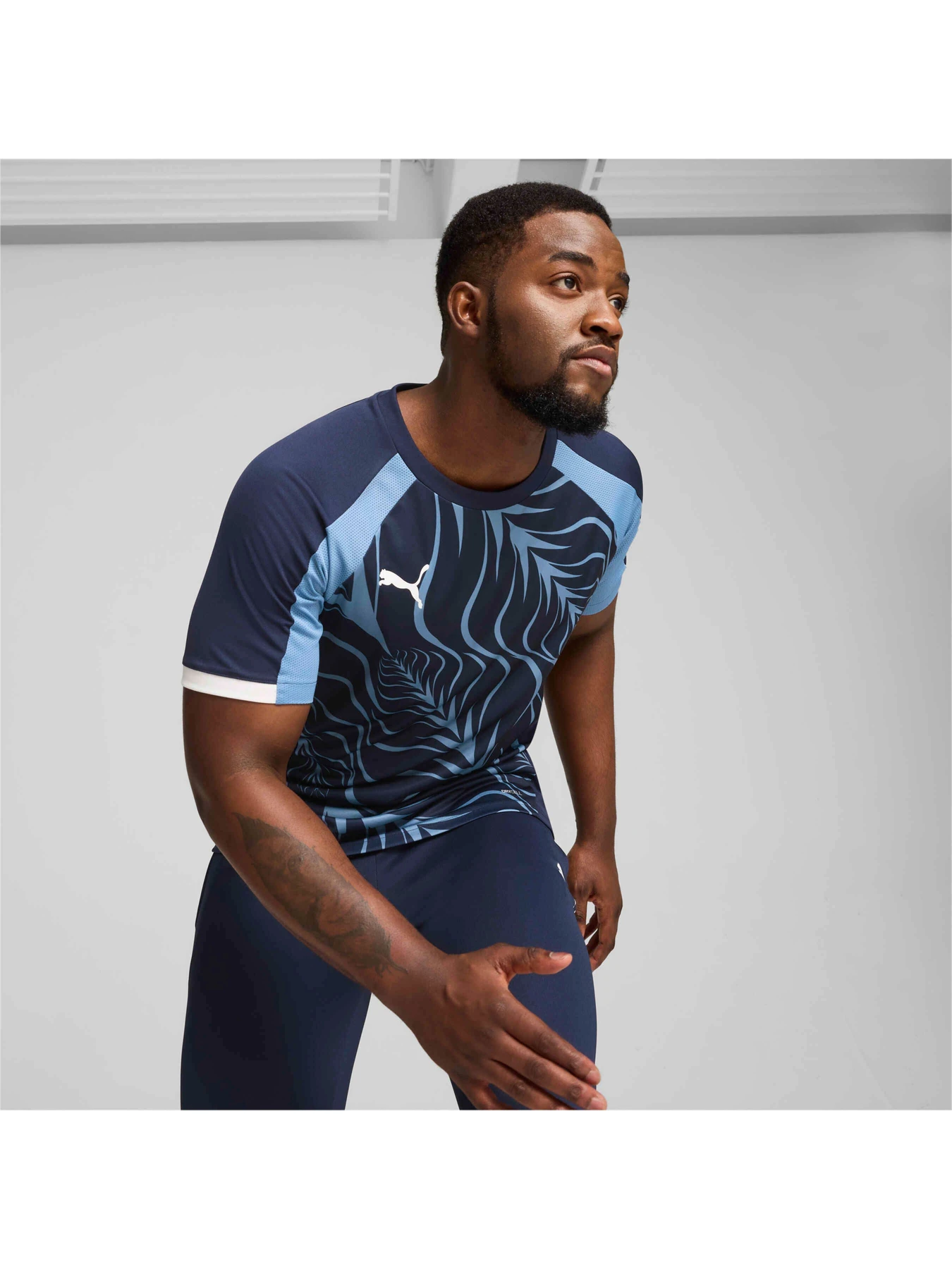 Футболки і поло PUMA Individualliga Graphicjersey модель 659524 Футболки і поло PUMA Individualliga Graphicjersey модель 659524 Фото