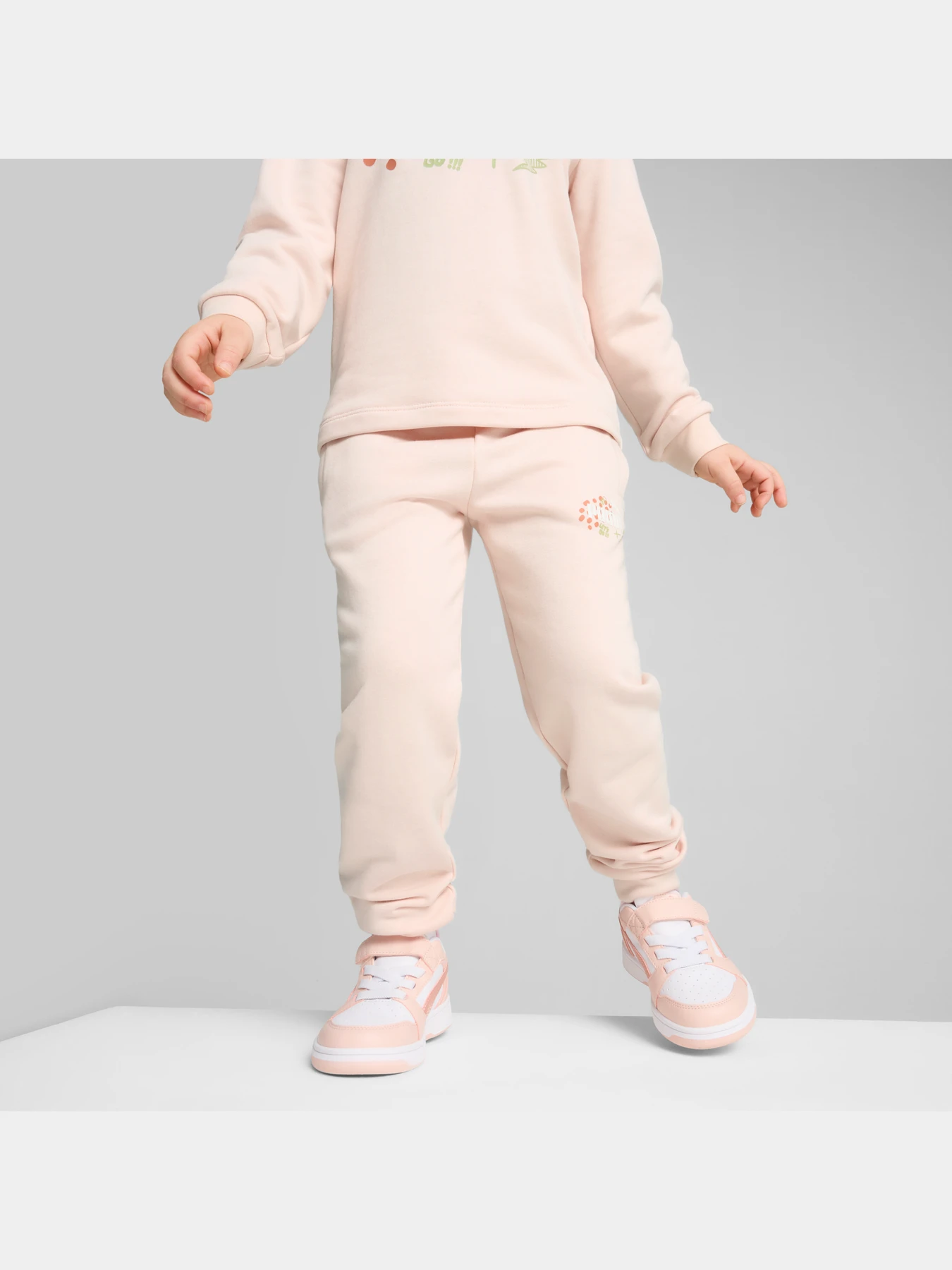 Штани PUMA Ess+ Fc Sweatpants модель 681884 Фото