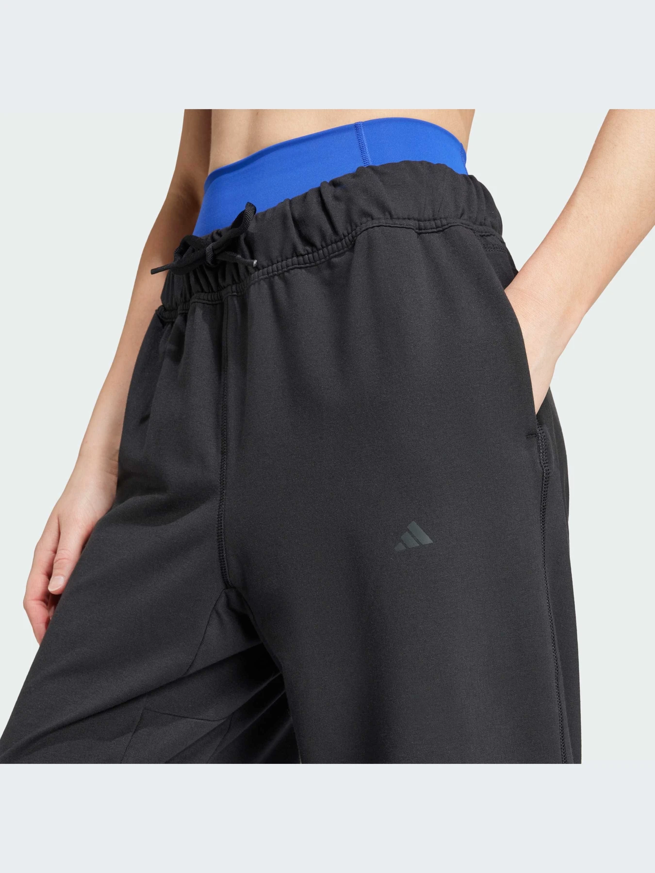 Брюки Adidas модель IV9220 Брюки Adidas модель IV9220 Фото