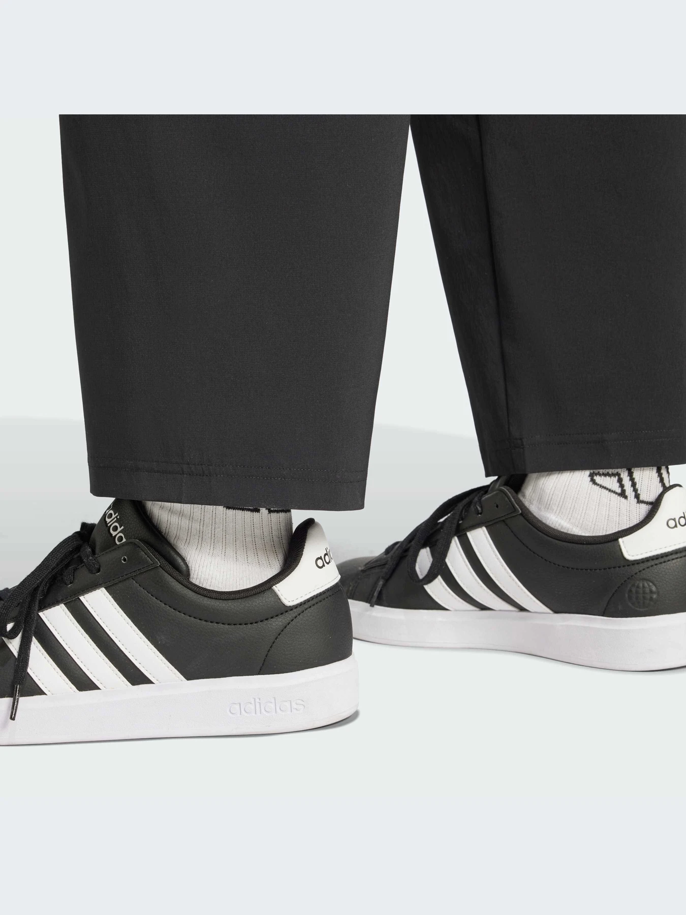 Брюки Adidas модель IV7421 Брюки Adidas модель IV7421 Фото