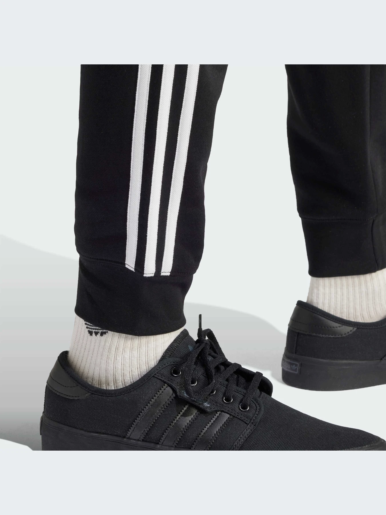 Штани Adidas Adicolor модель IU2353 Штани Adidas Adicolor модель IU2353 Фото