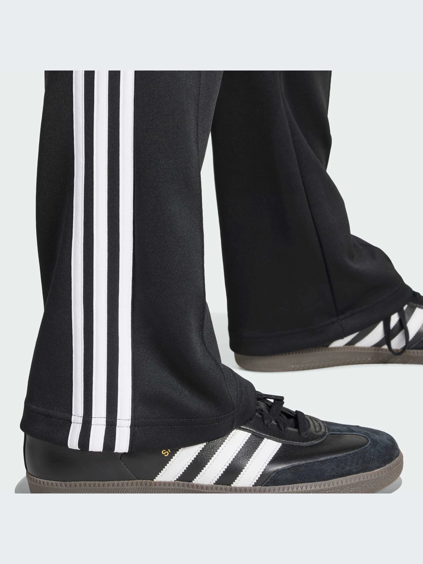 Штани Adidas Adicolor модель IZ4807 Штани Adidas Adicolor модель IZ4807 Фото
